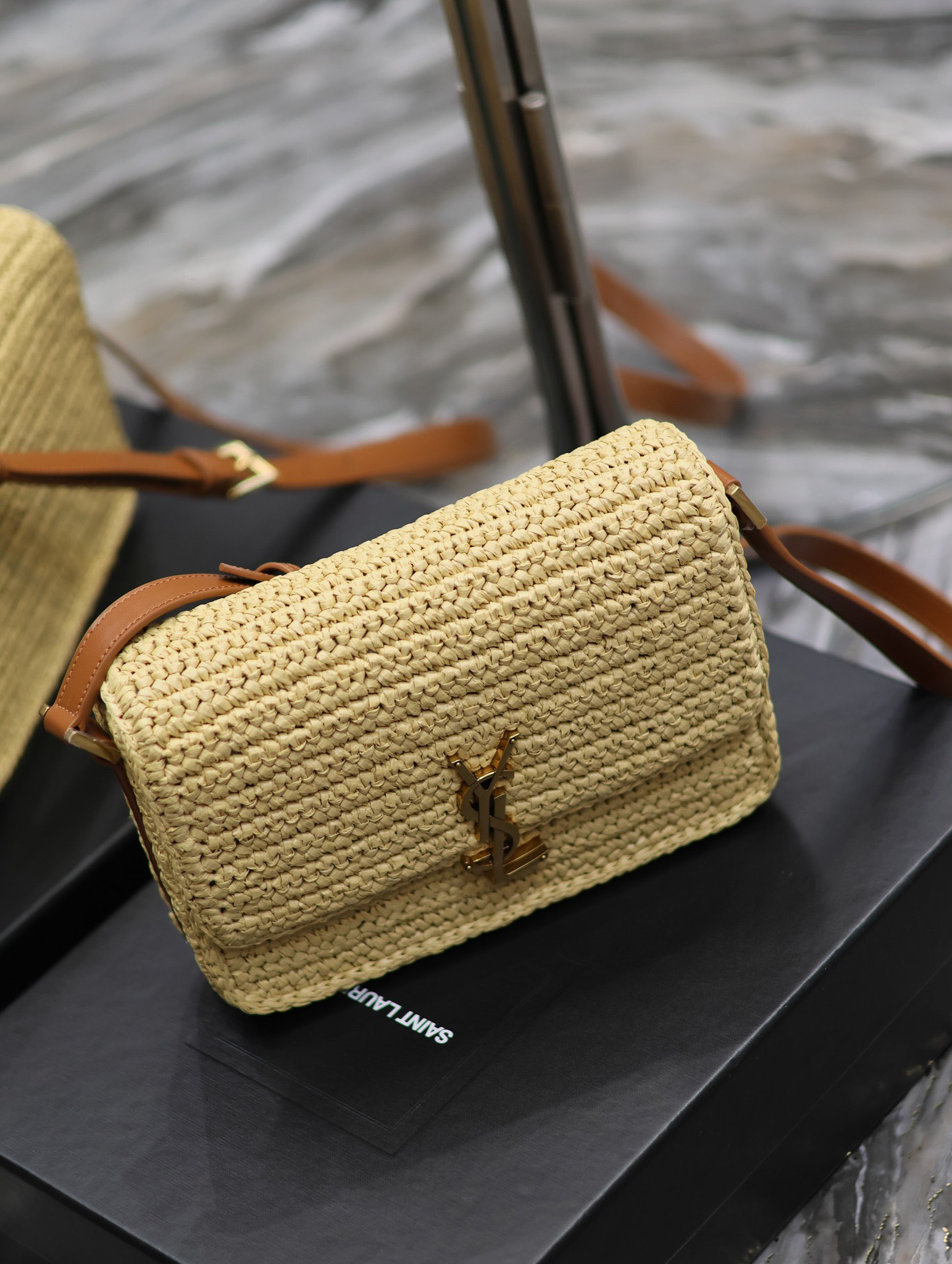 YSL SOLFERINO MEDIUM IN RAFFIA AND VEGETABLE-TANNED LEATHER NATUREL AND BRICK 9.1 X 6.3 X 2.4 INCHES - Image 3