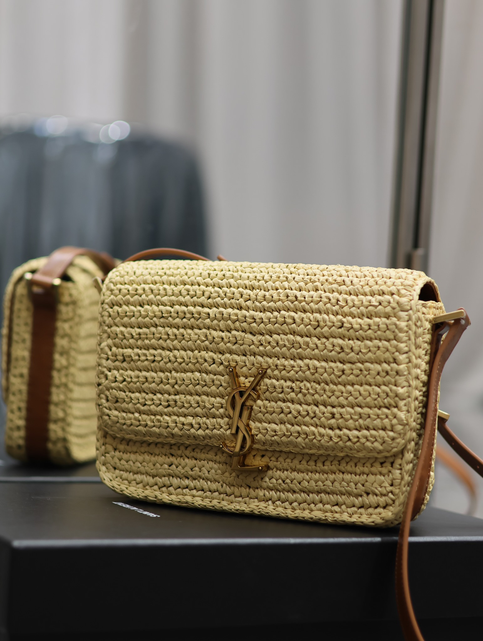 YSL SOLFERINO MEDIUM IN RAFFIA AND VEGETABLE-TANNED LEATHER NATUREL AND BRICK 9.1 X 6.3 X 2.4 INCHES - Image 4