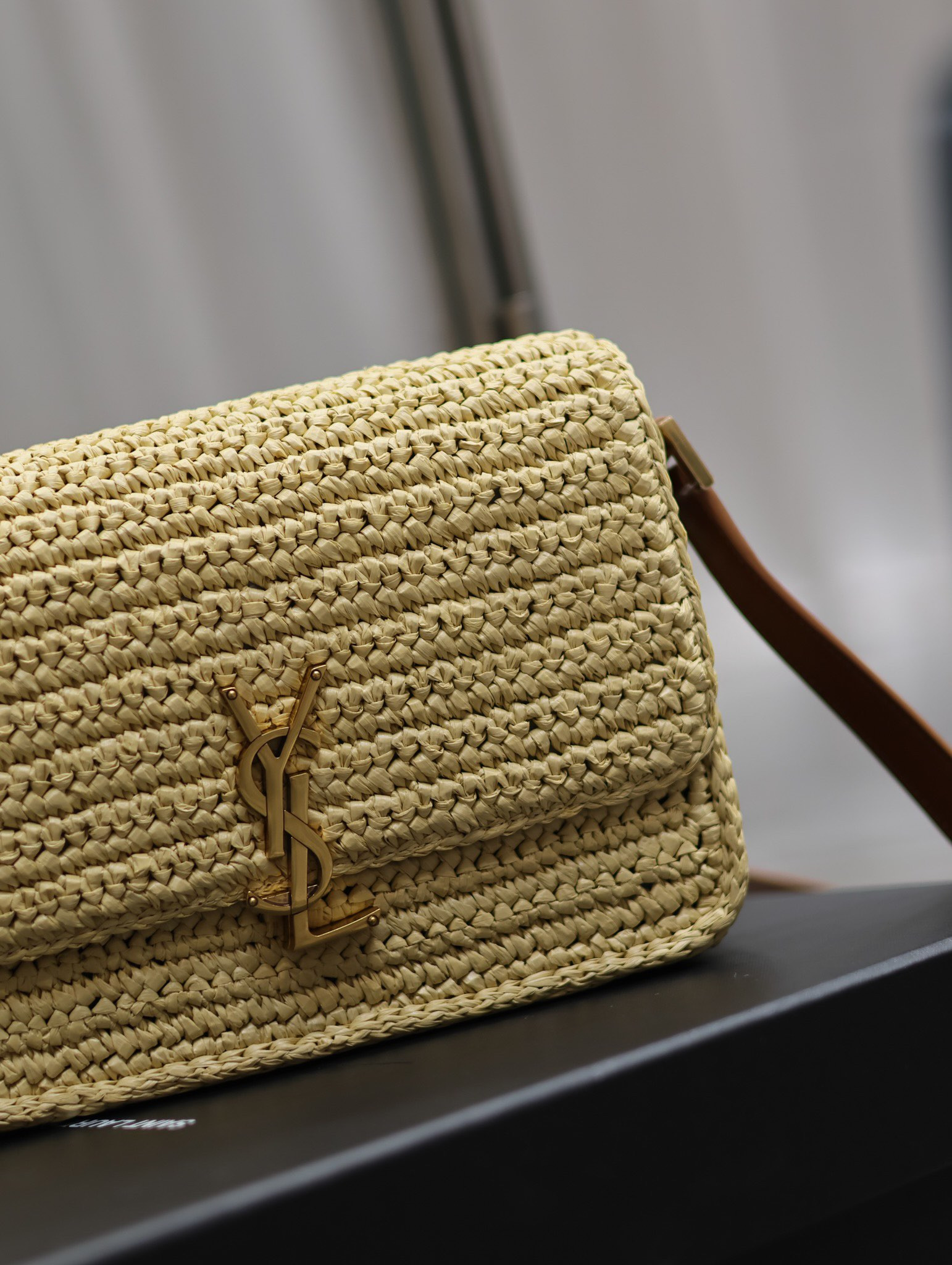 YSL SOLFERINO MEDIUM IN RAFFIA AND VEGETABLE-TANNED LEATHER NATUREL AND BRICK 9.1 X 6.3 X 2.4 INCHES - Image 5