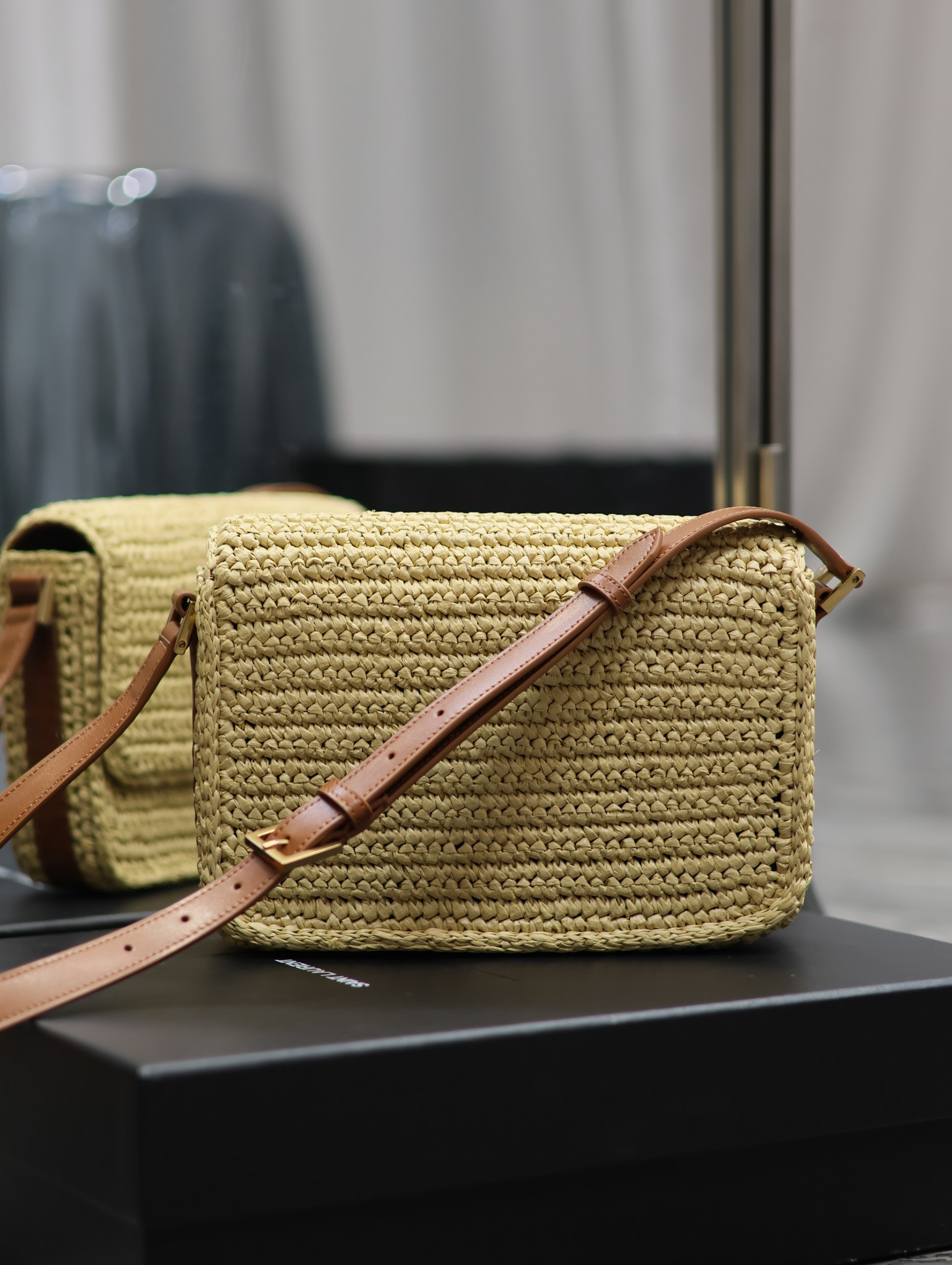 YSL SOLFERINO MEDIUM IN RAFFIA AND VEGETABLE-TANNED LEATHER NATUREL AND BRICK 9.1 X 6.3 X 2.4 INCHES - Image 6