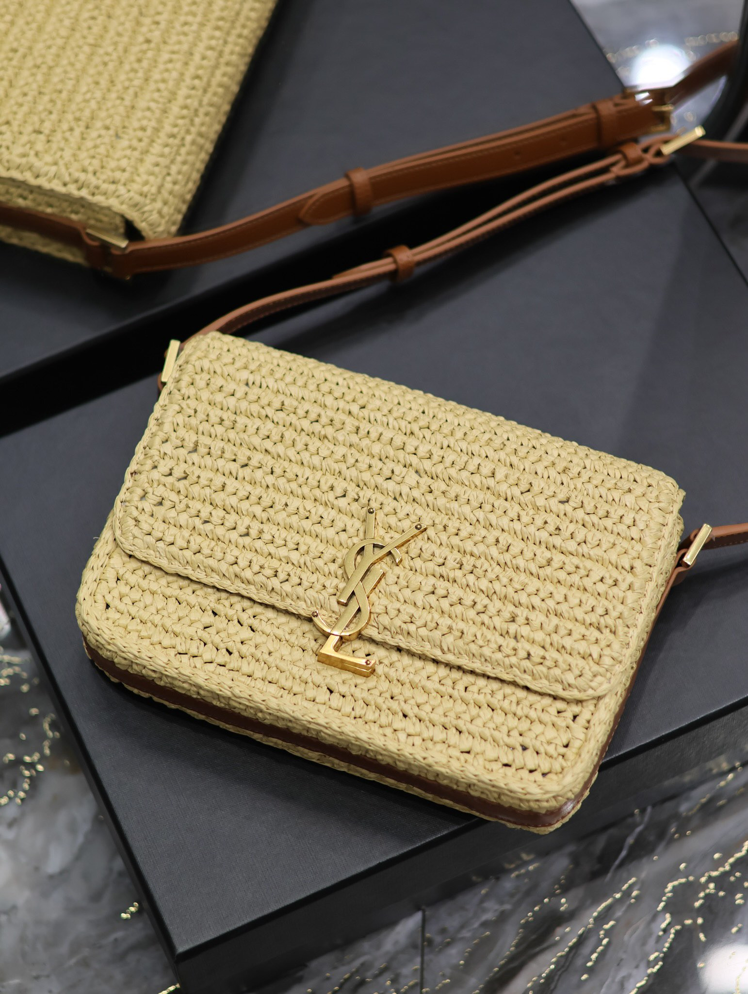 YSL SOLFERINO MEDIUM IN RAFFIA AND VEGETABLE-TANNED LEATHER NATUREL AND BRICK 9.1 X 6.3 X 2.4 INCHES - Image 7