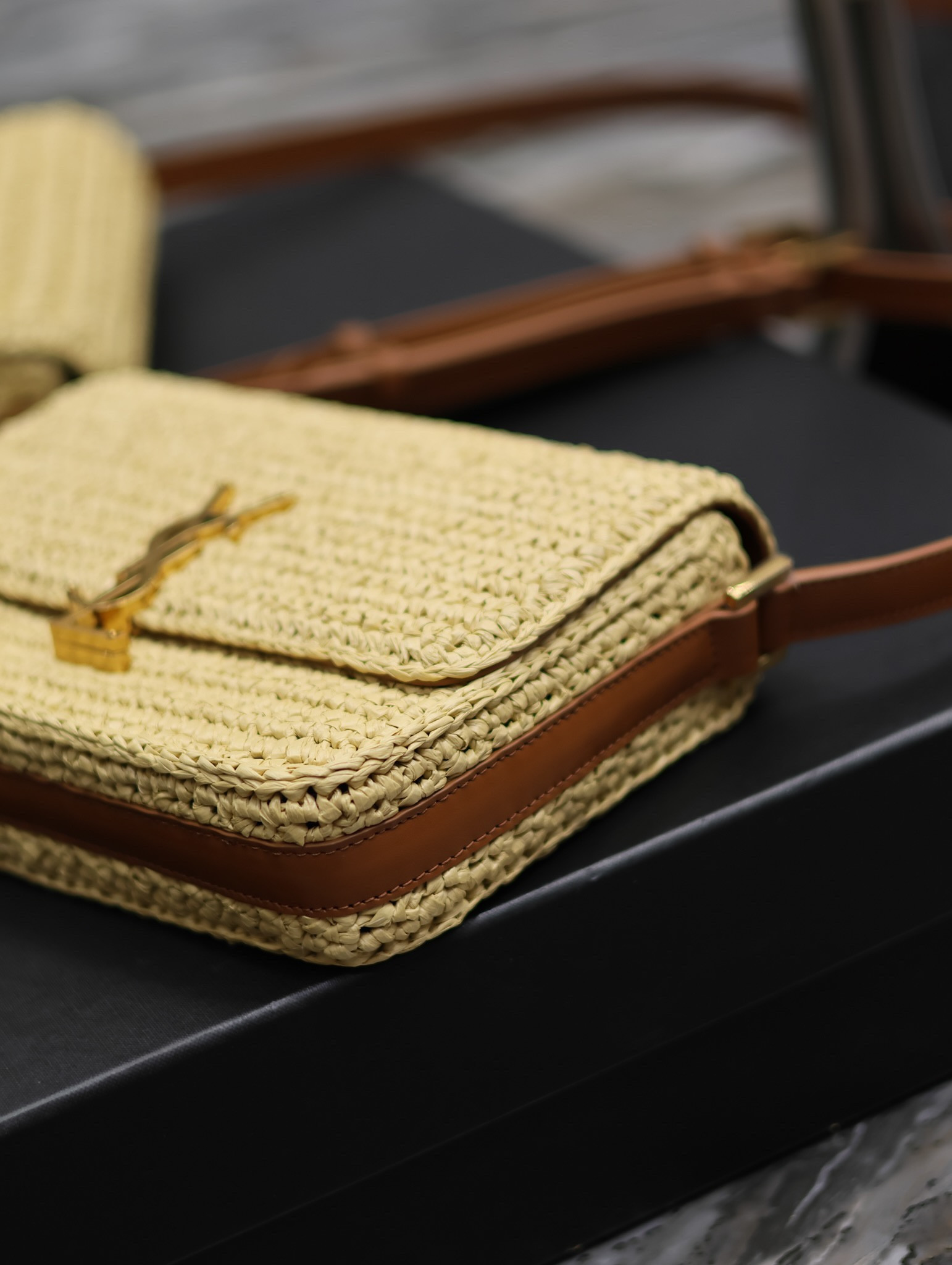 YSL SOLFERINO MEDIUM IN RAFFIA AND VEGETABLE-TANNED LEATHER NATUREL AND BRICK 9.1 X 6.3 X 2.4 INCHES - Image 8