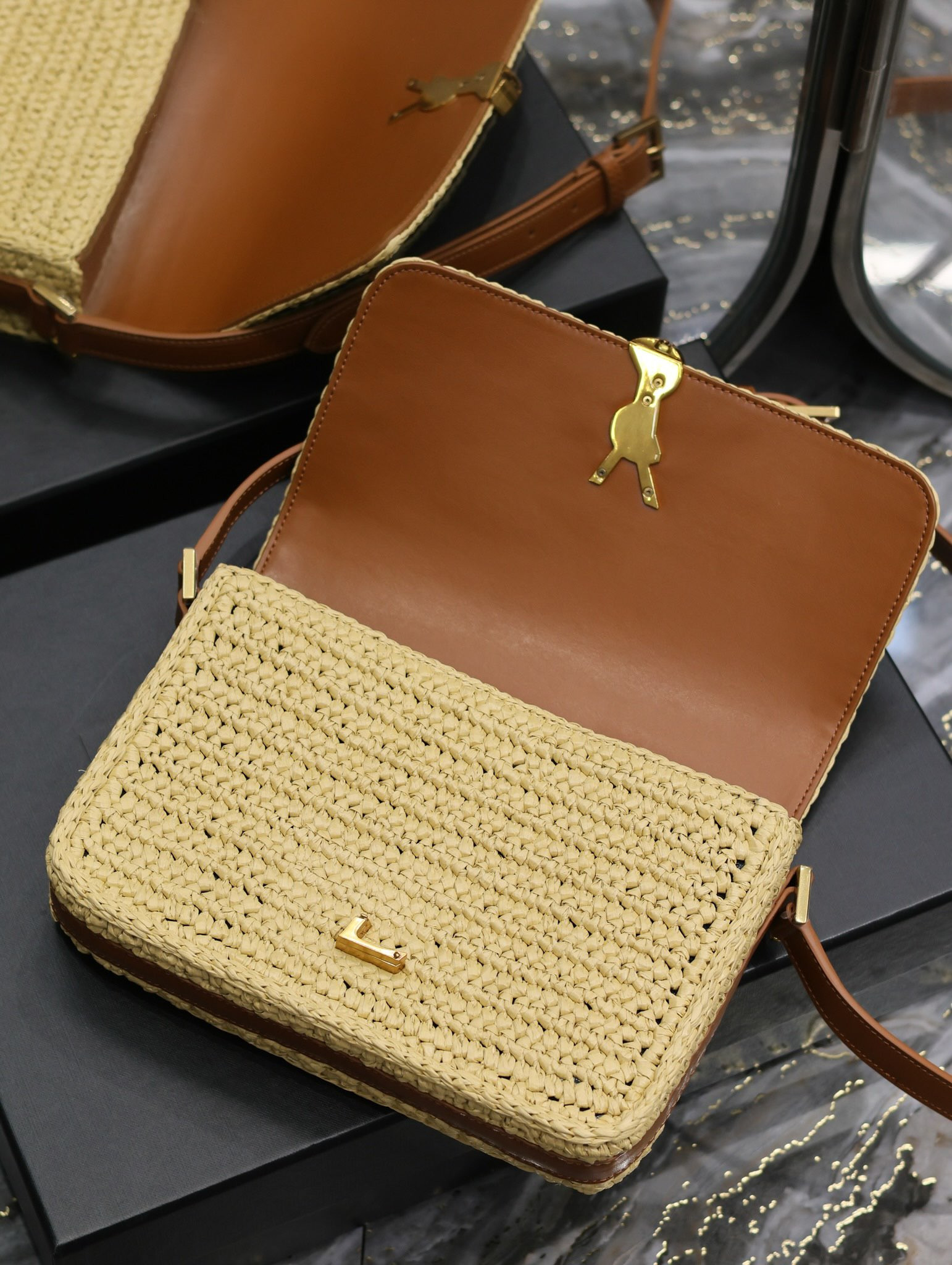 YSL SOLFERINO MEDIUM IN RAFFIA AND VEGETABLE-TANNED LEATHER NATUREL AND BRICK 9.1 X 6.3 X 2.4 INCHES - Image 9