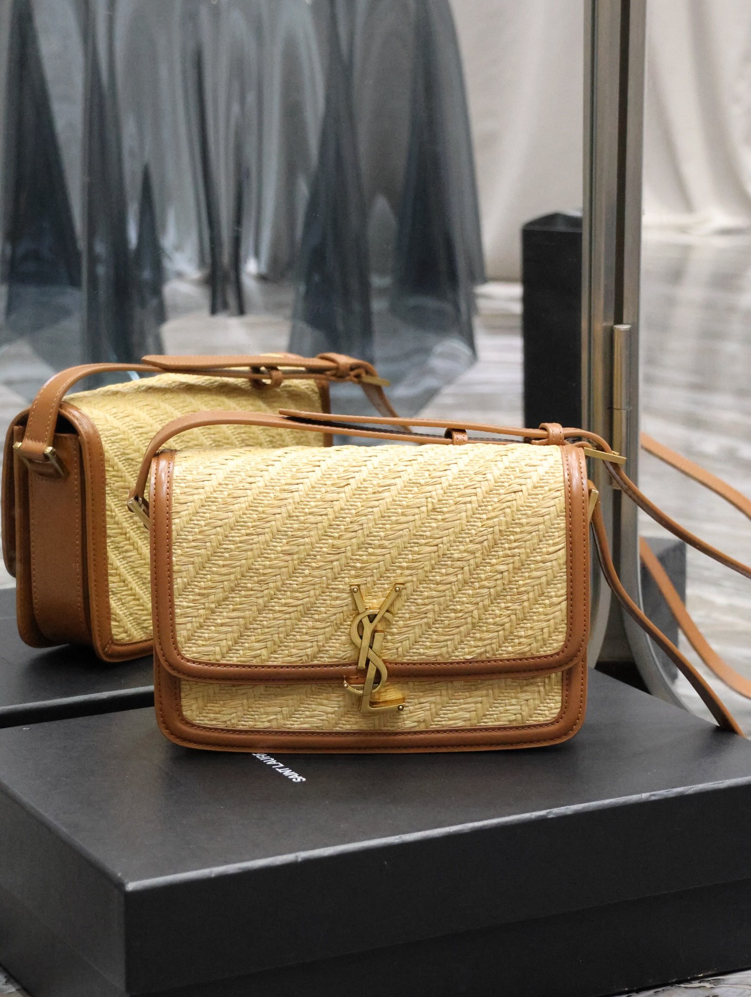 YSL SOLFERINO MEDIUM SATCHEL IN RAFFIA AND VEGETABLE-TANNED LEATHER NATURAL SAND AND BRICK 9.8 X 6.7 X 2 INCHES - Image 2