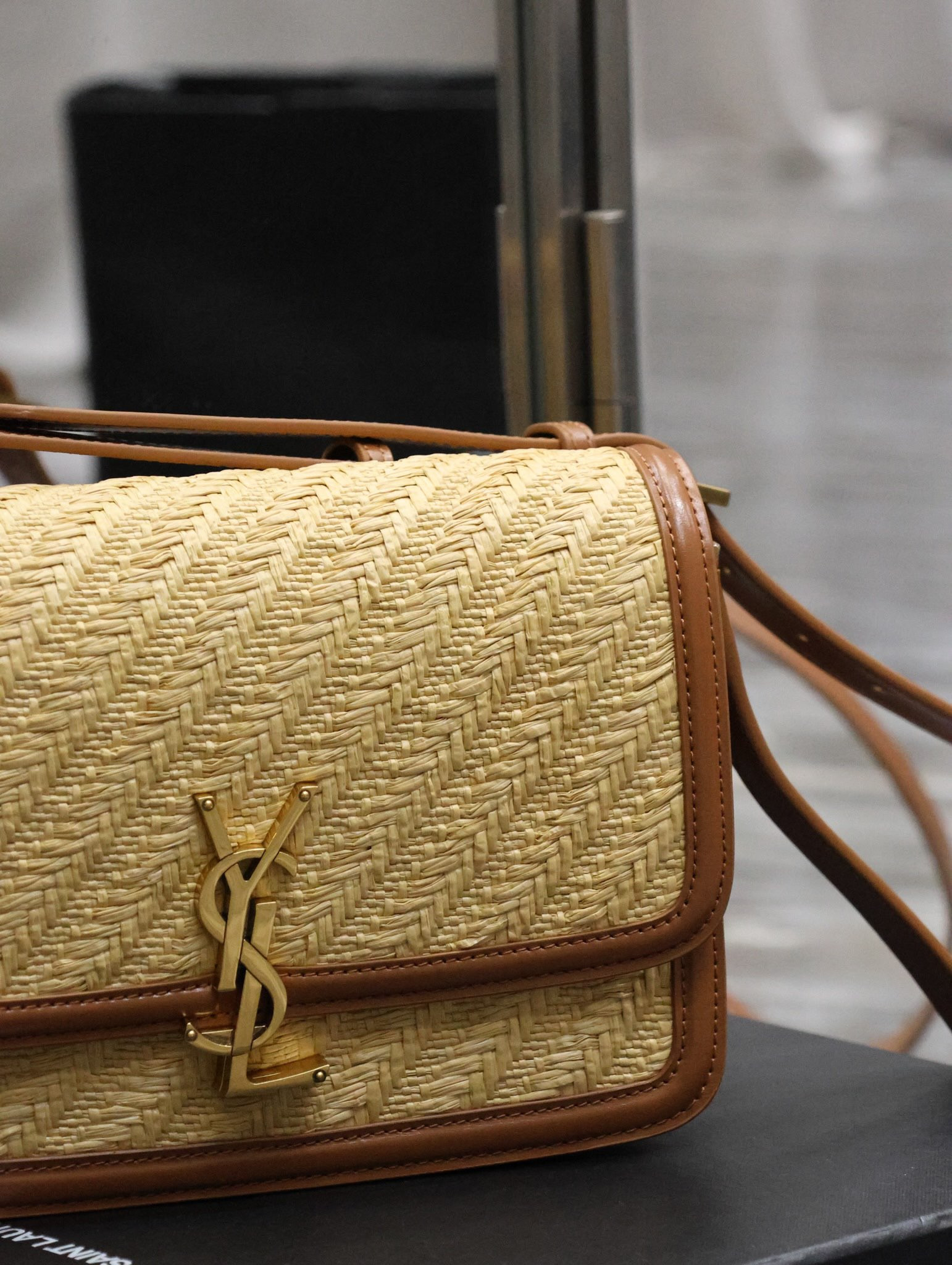 YSL SOLFERINO MEDIUM SATCHEL IN RAFFIA AND VEGETABLE-TANNED LEATHER NATURAL SAND AND BRICK 9.8 X 6.7 X 2 INCHES - Image 5