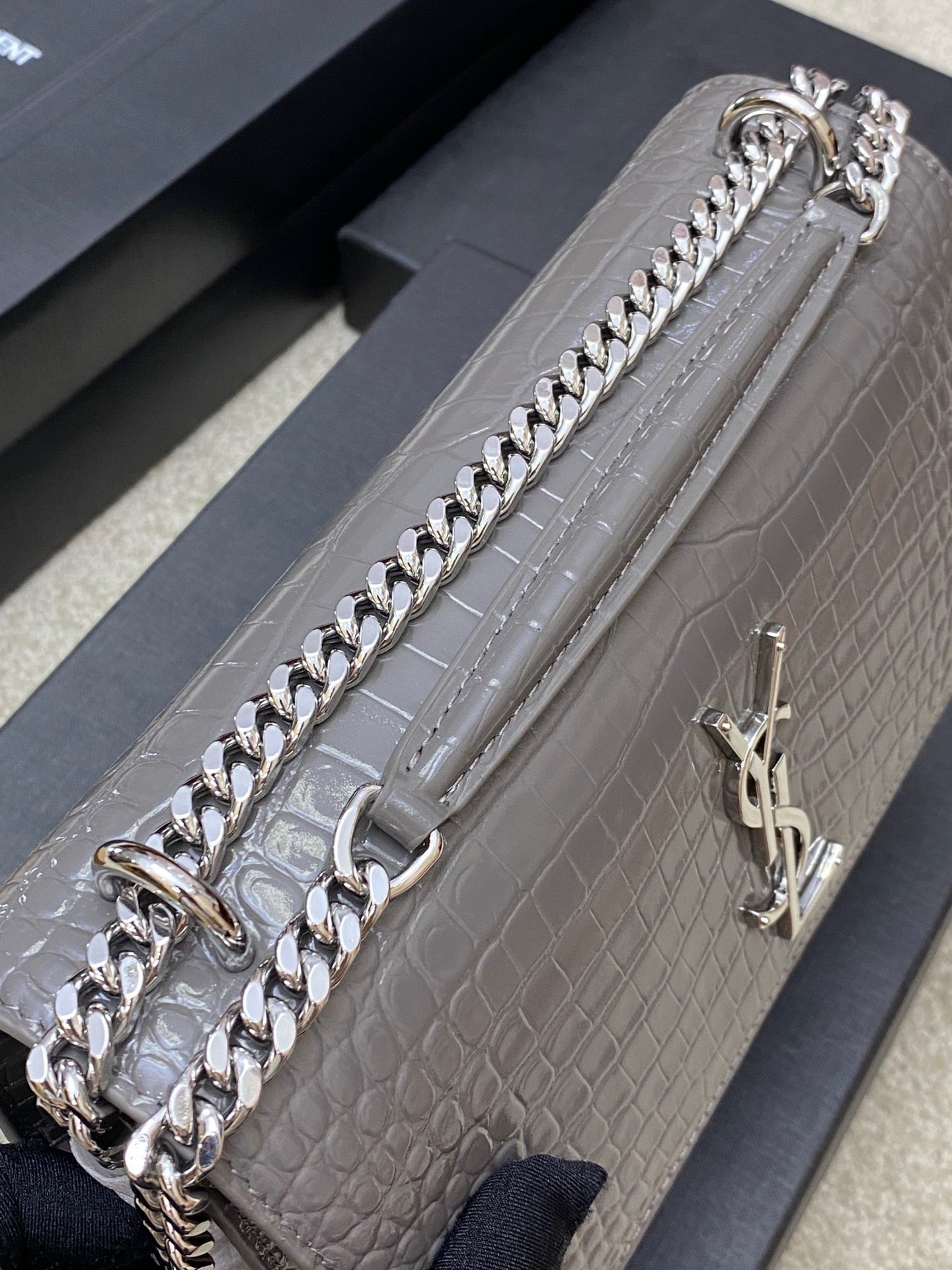 YSL SUNSET MEDIUM IN CROCODILE-EMBOSSED LEATHER GRAY(22*16*6.5cm) - Image 5