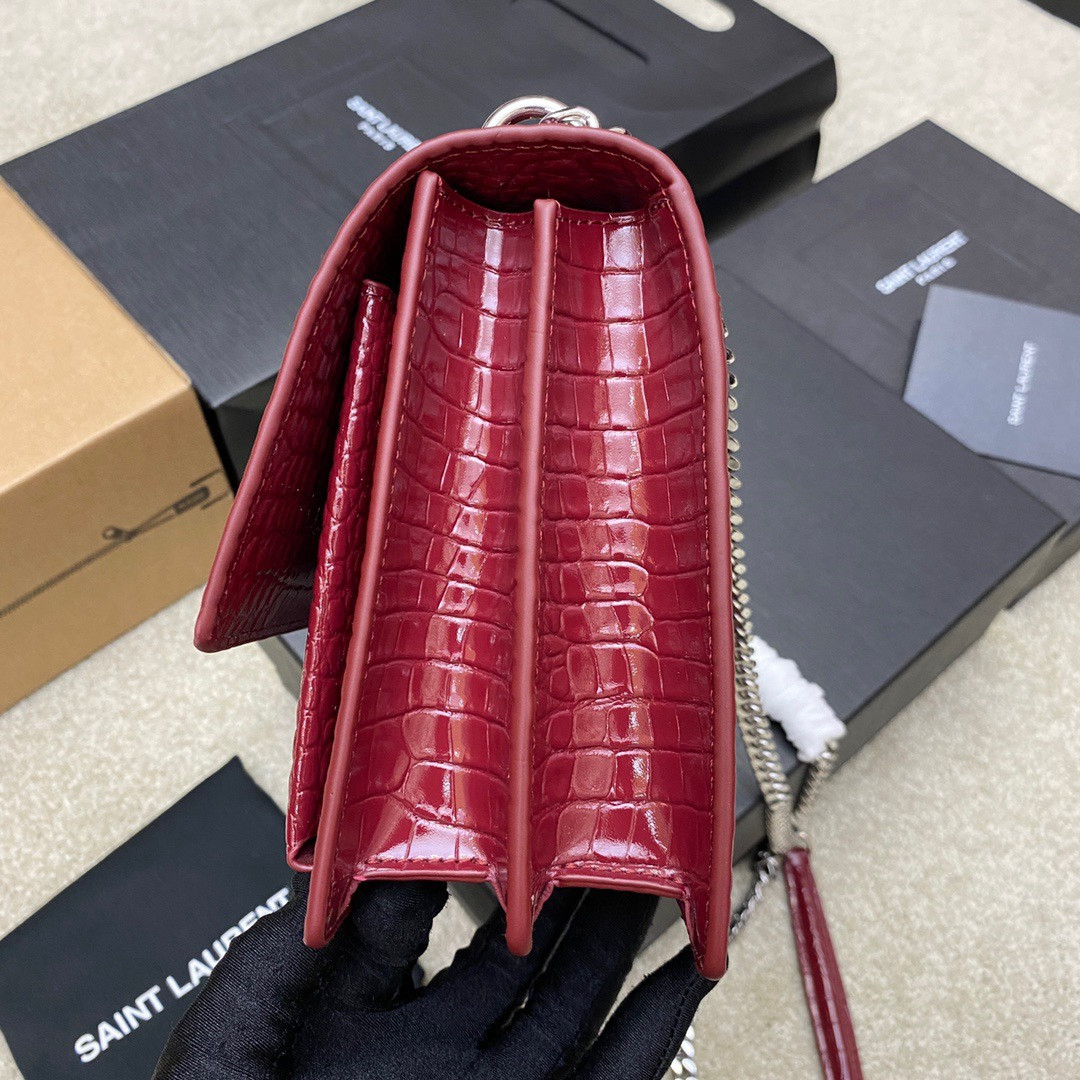 YSL SUNSET MEDIUM IN CROCODILE-EMBOSSED LEATHER RED VELVET (22*16*6.5cm) - Image 4