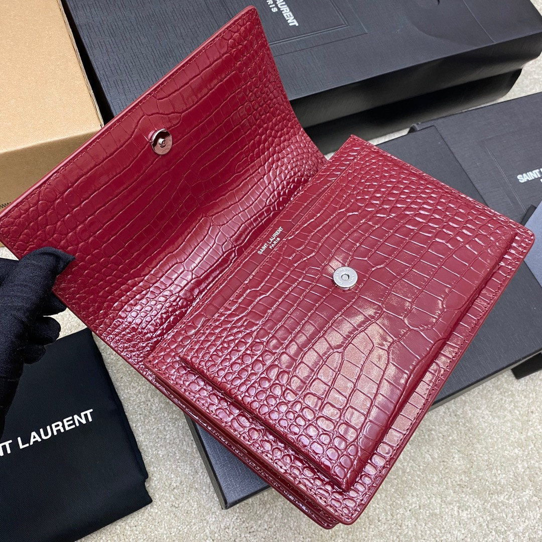 YSL SUNSET MEDIUM IN CROCODILE-EMBOSSED LEATHER RED VELVET (22*16*6.5cm) - Image 6