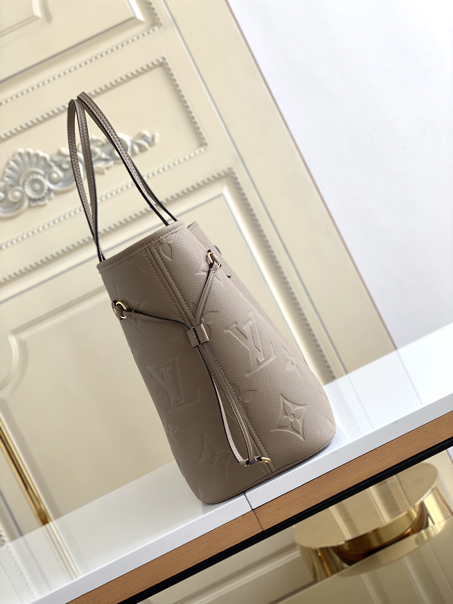 LV M45686 Neverfull MM 12.6 x 11.4 x 6.7 inches Without Box - Image 4