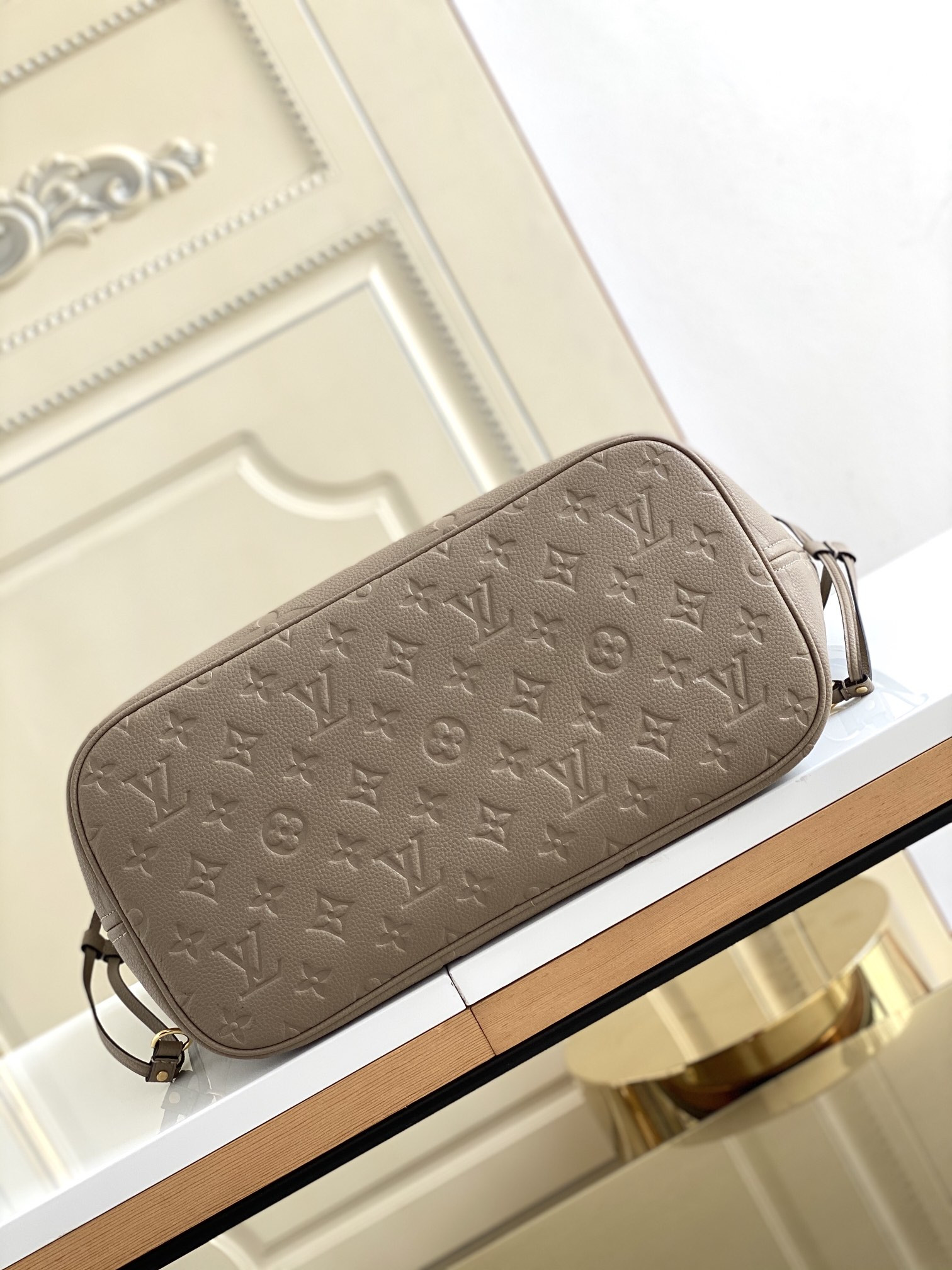 LV M45686 Neverfull MM 12.6 x 11.4 x 6.7 inches Without Box - Image 5