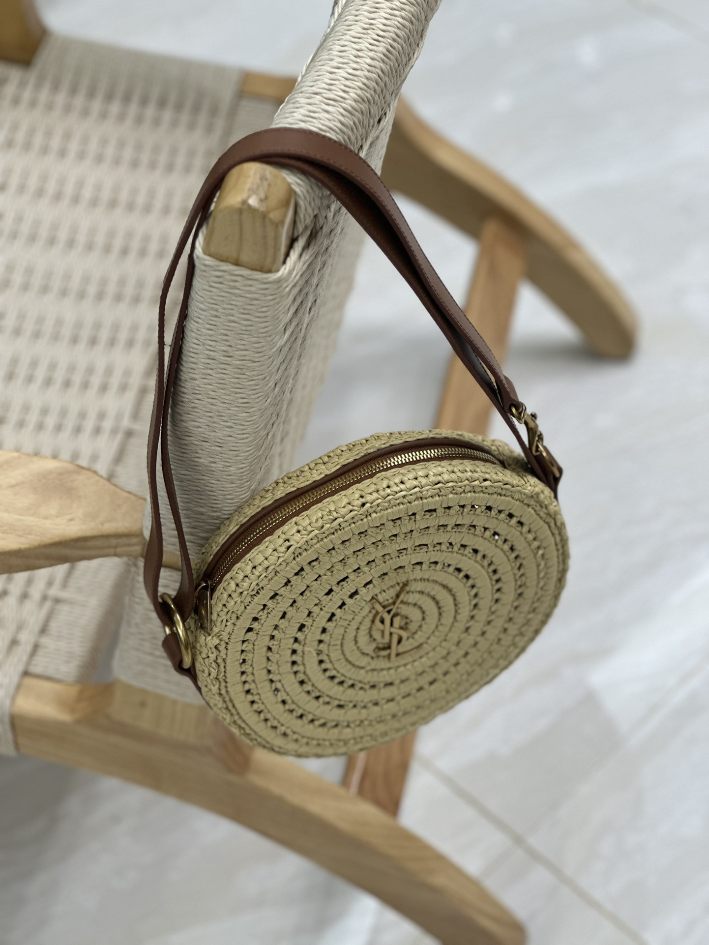 YSL ROUND BAG IN RAFFIA AND VEGETABLE-TANNED LEATHER Color Natural - Image 4