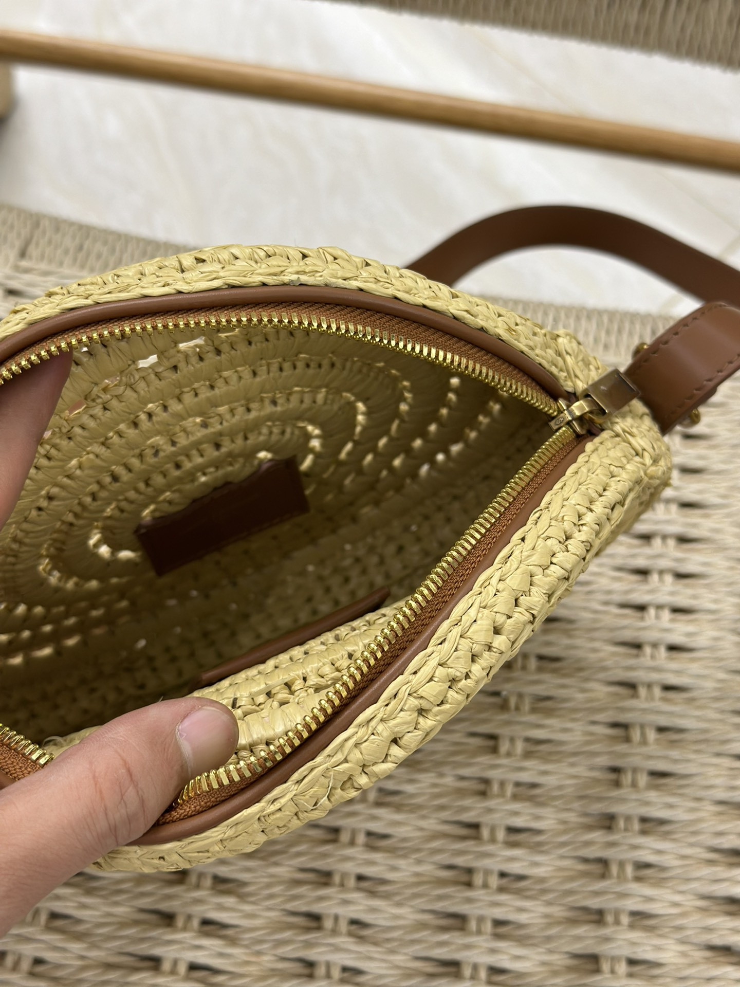 YSL ROUND BAG IN RAFFIA AND VEGETABLE-TANNED LEATHER Color Natural - Image 9