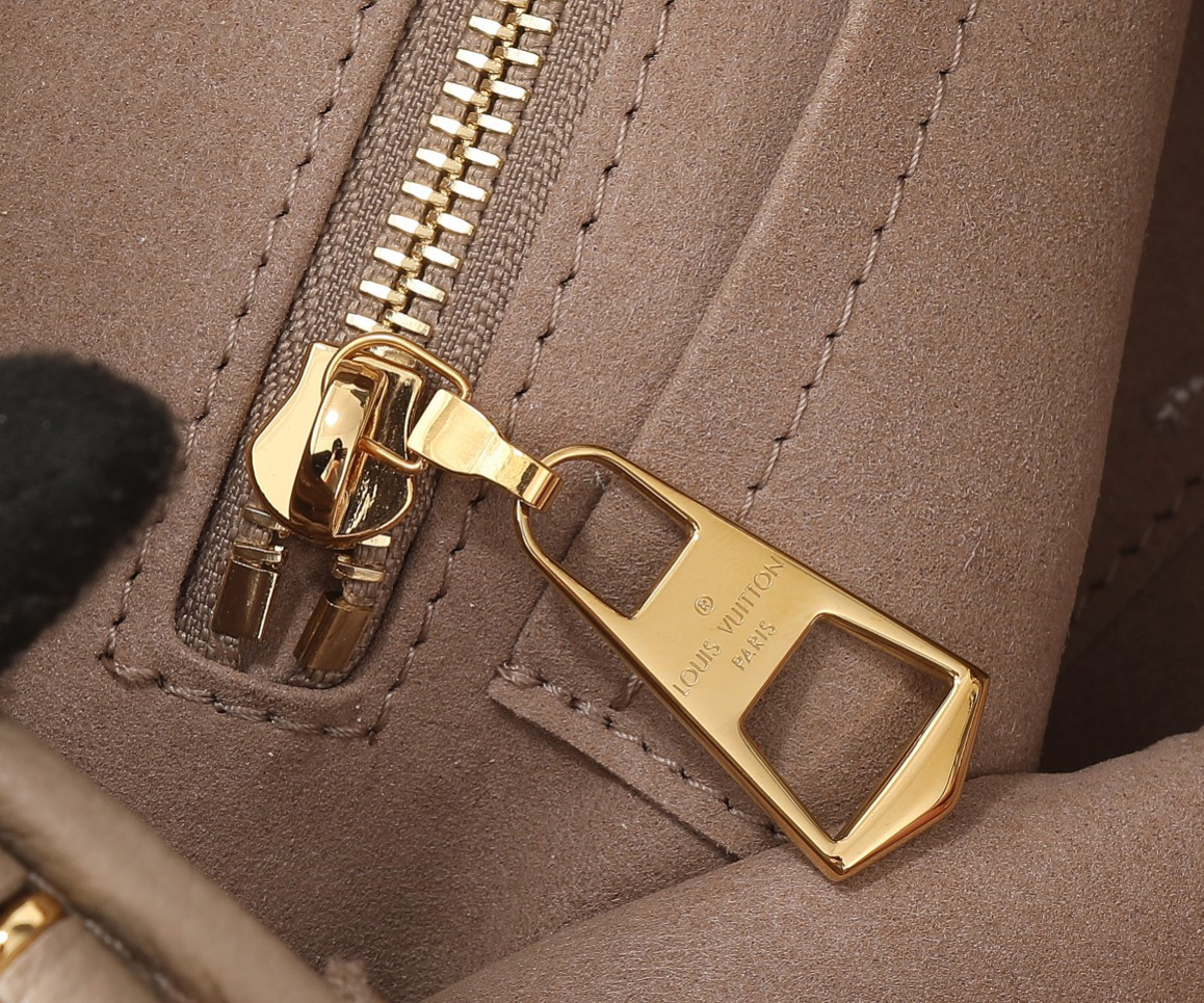 LV CarryAll PM M47180 11.6x9.4x4.7 inches - Image 18