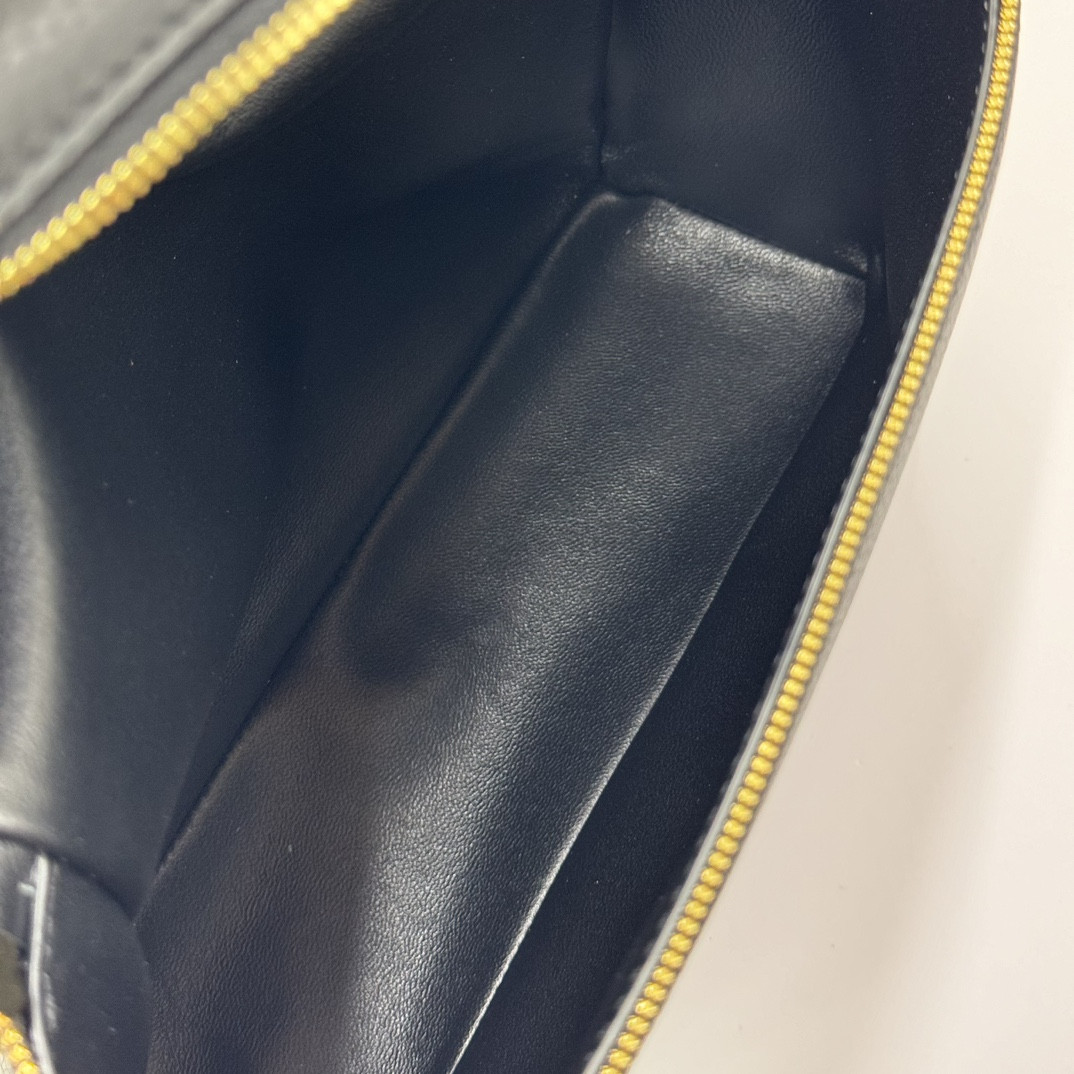 Loro Piana Extra Pocket backpack L23.5 Grained Calfskin 23 x 21 x 8 cm - Image 10