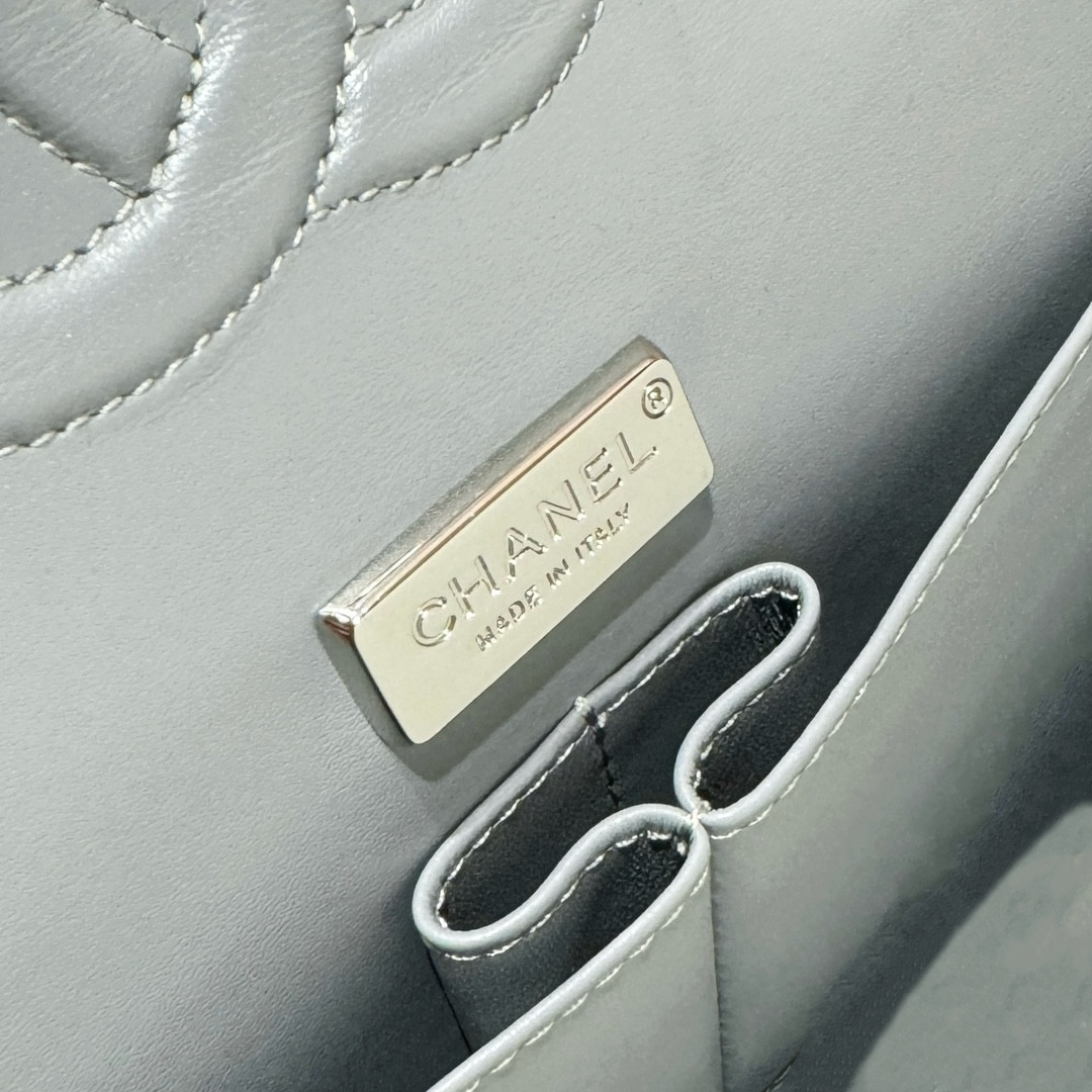 Chanel Classic Flap Bag The Métiers d'Art collection 15.5×25.5×6.5cm - Image 10