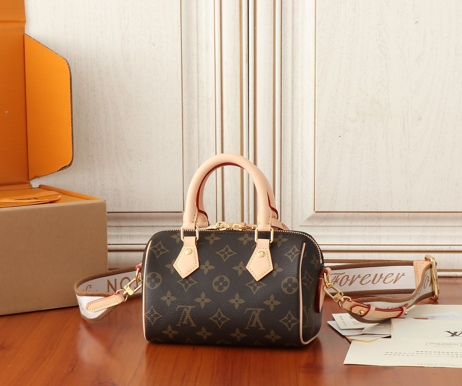 LV Speedy 18 M46970 18x12.5x11CM - Image 4