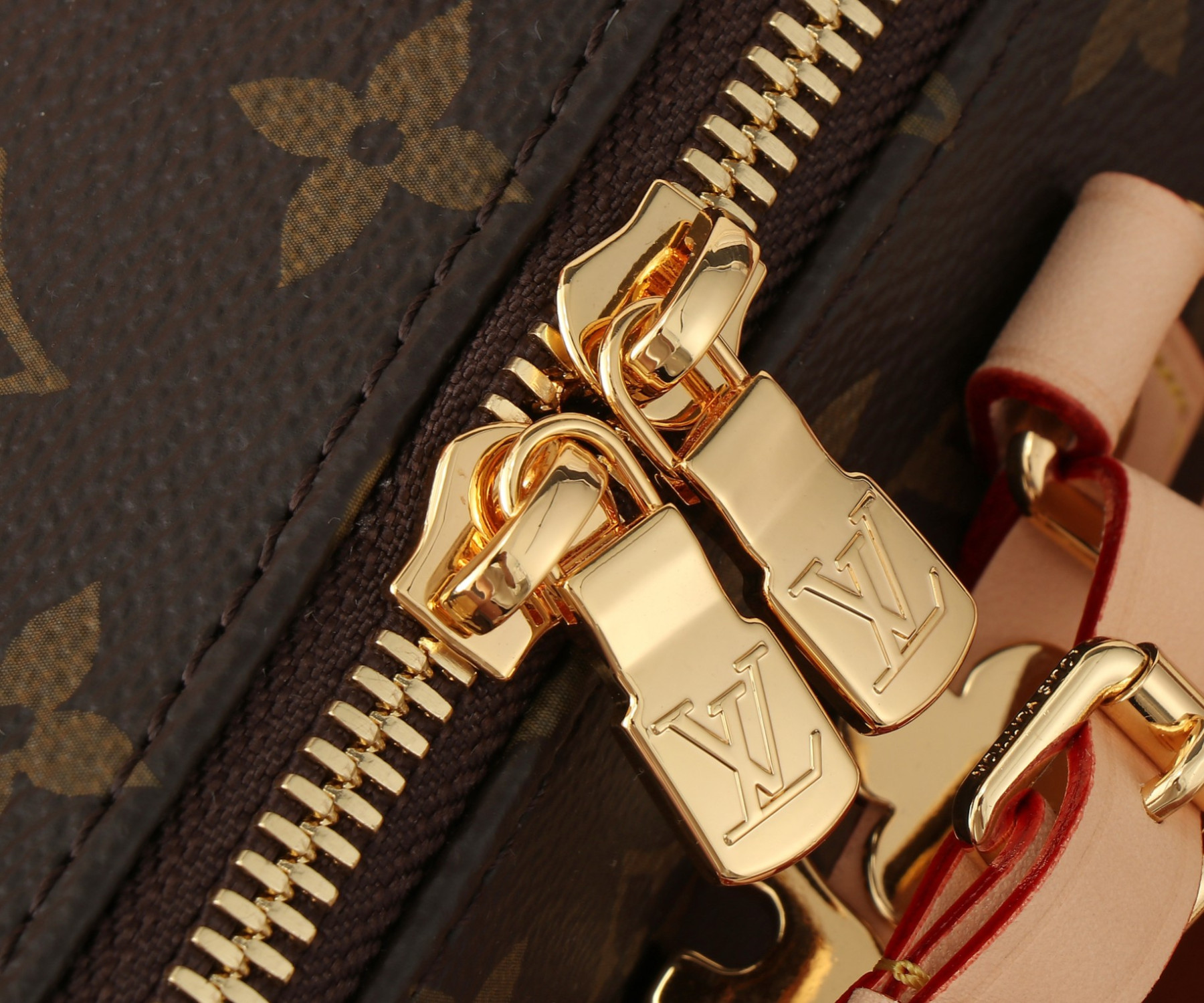 LV Speedy 18 M46970 18x12.5x11CM - Image 15