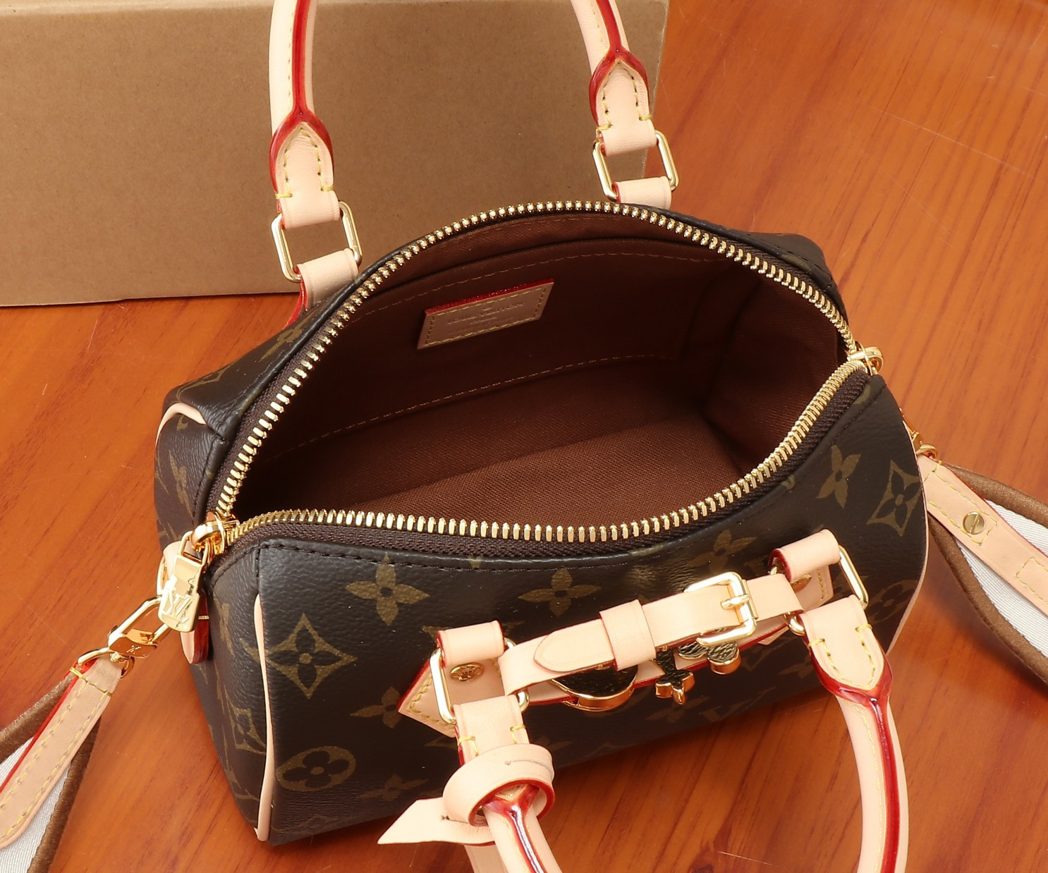 LV Speedy 18 M46970 18x12.5x11CM - Image 6