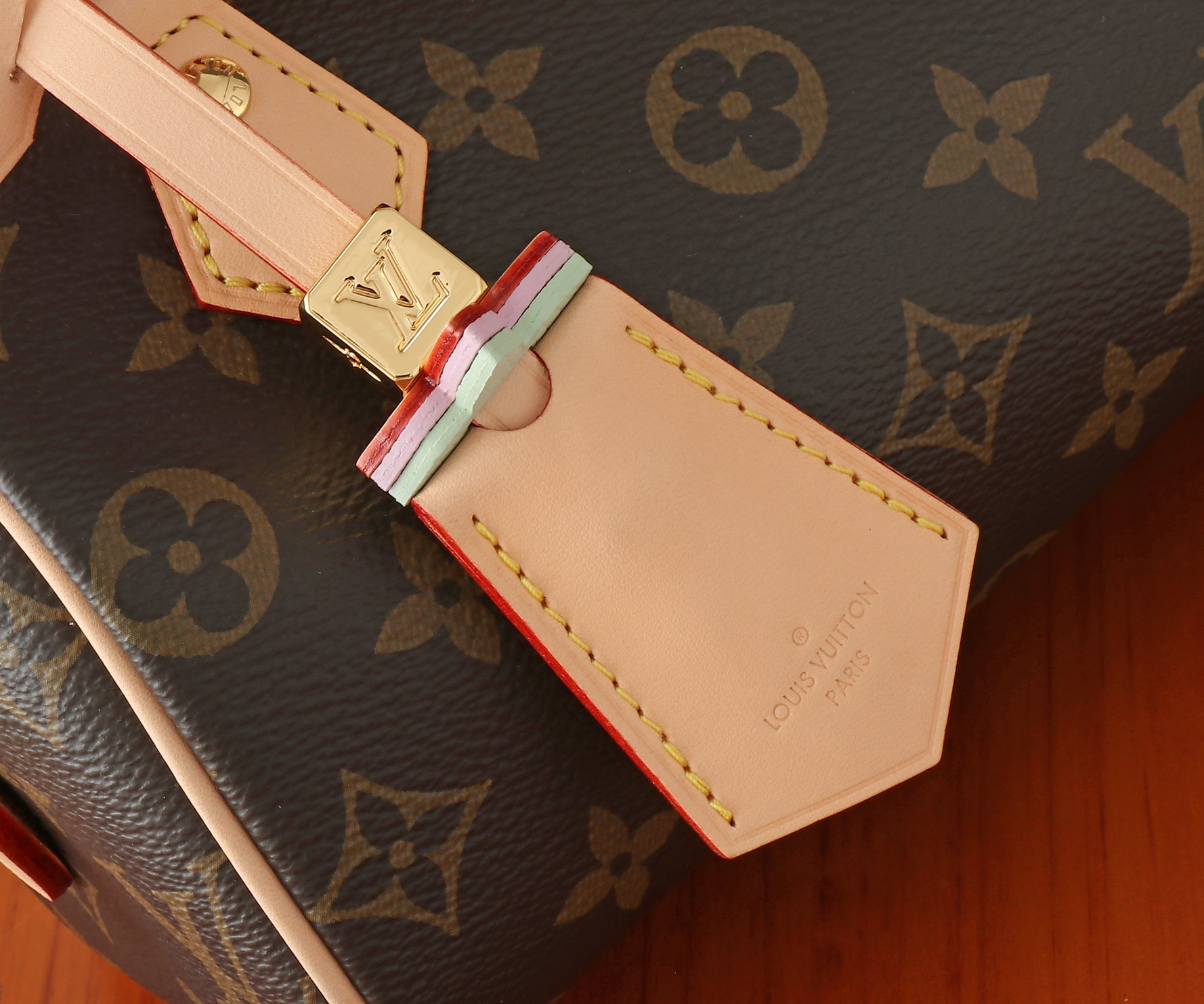 LV Speedy 18 M46970 18x12.5x11CM - Image 9