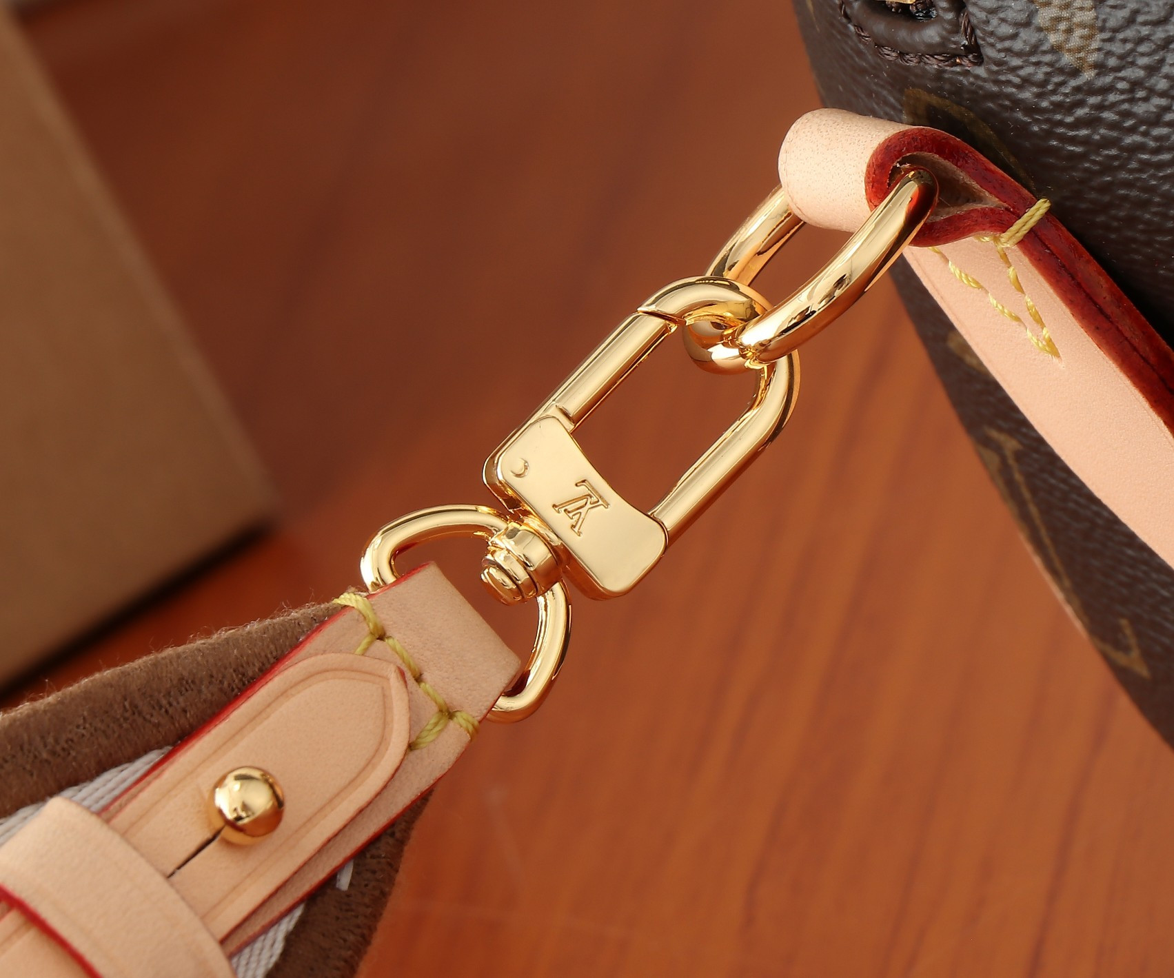 LV Speedy 18 M46970 18x12.5x11CM - Image 11