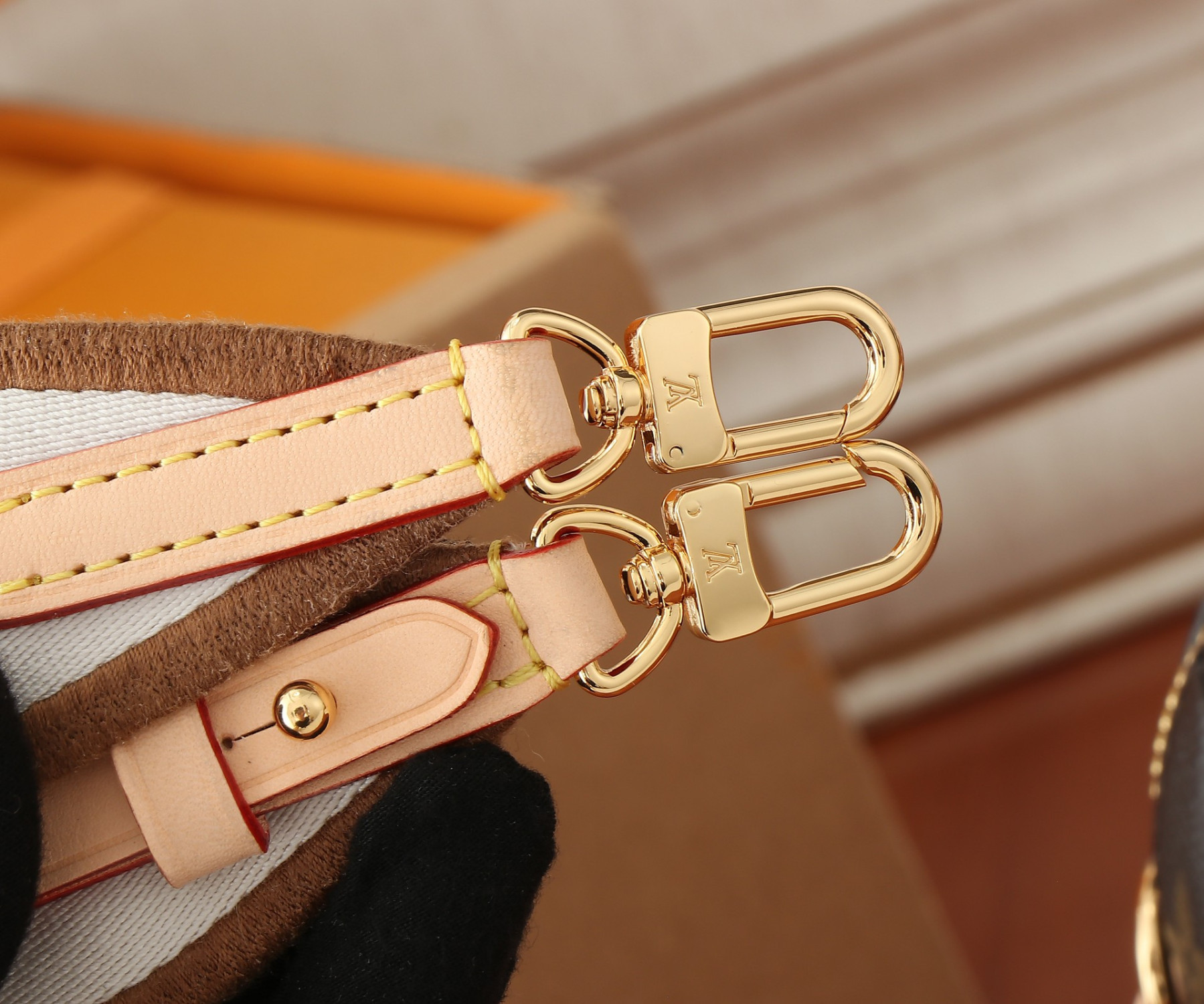 LV Speedy 18 M46970 18x12.5x11CM - Image 12
