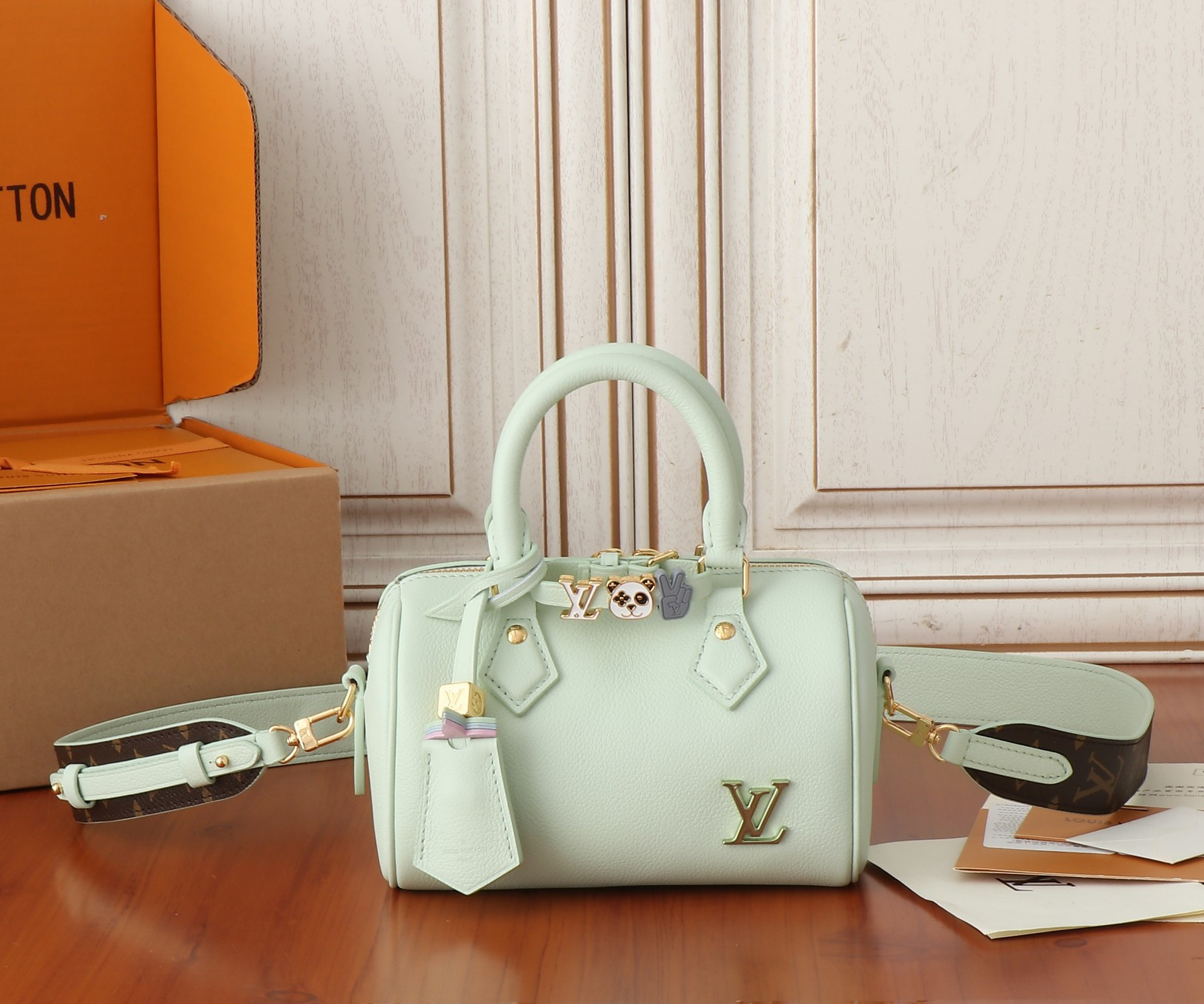 LV Speedy 18 M24605 18x12.5x11CM - Image 2