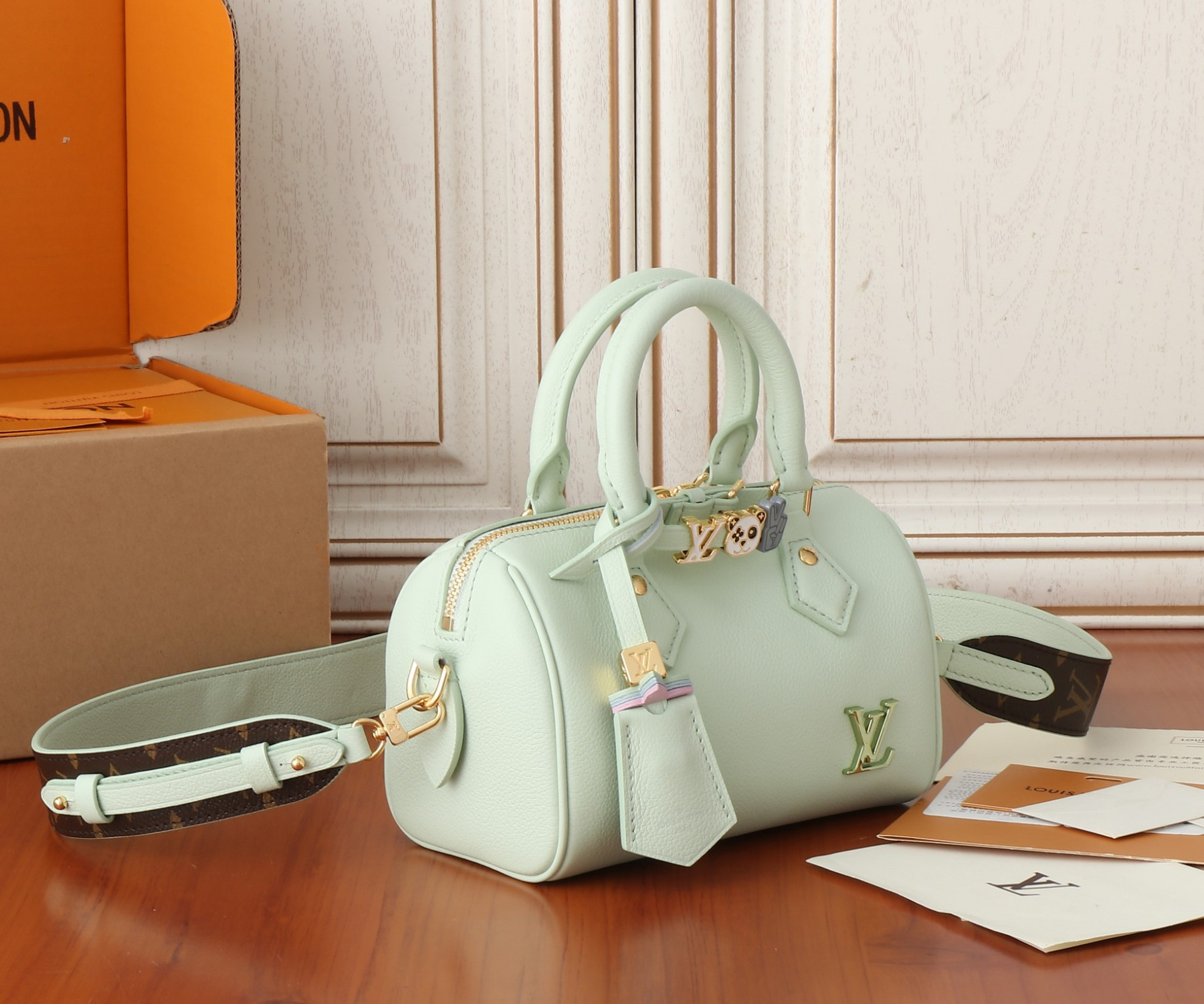 LV Speedy 18 M24605 18x12.5x11CM - Image 3