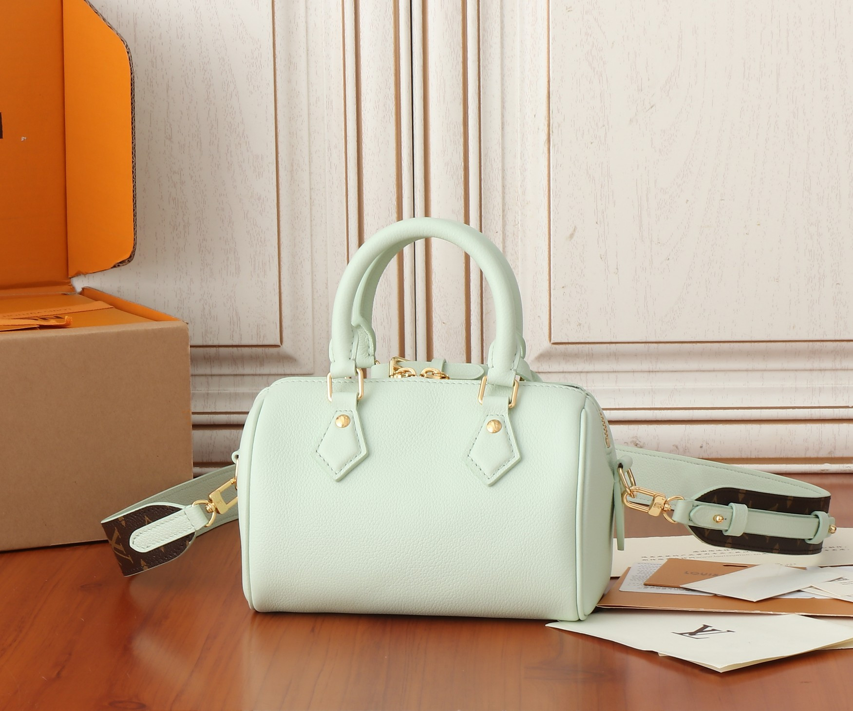 LV Speedy 18 M24605 18x12.5x11CM - Image 4