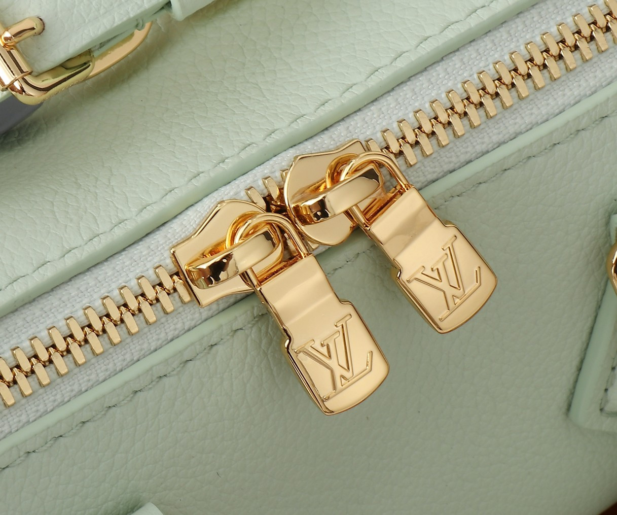 LV Speedy 18 M24605 18x12.5x11CM - Image 7