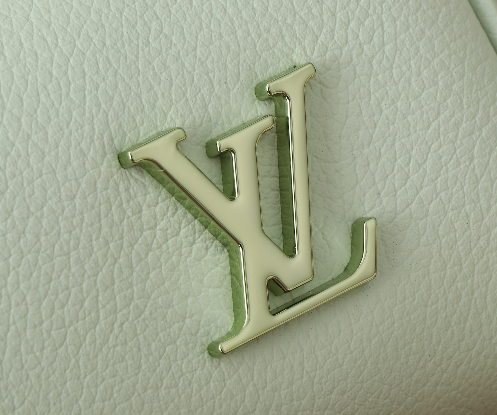 LV Speedy 18 M24605 18x12.5x11CM - Image 8