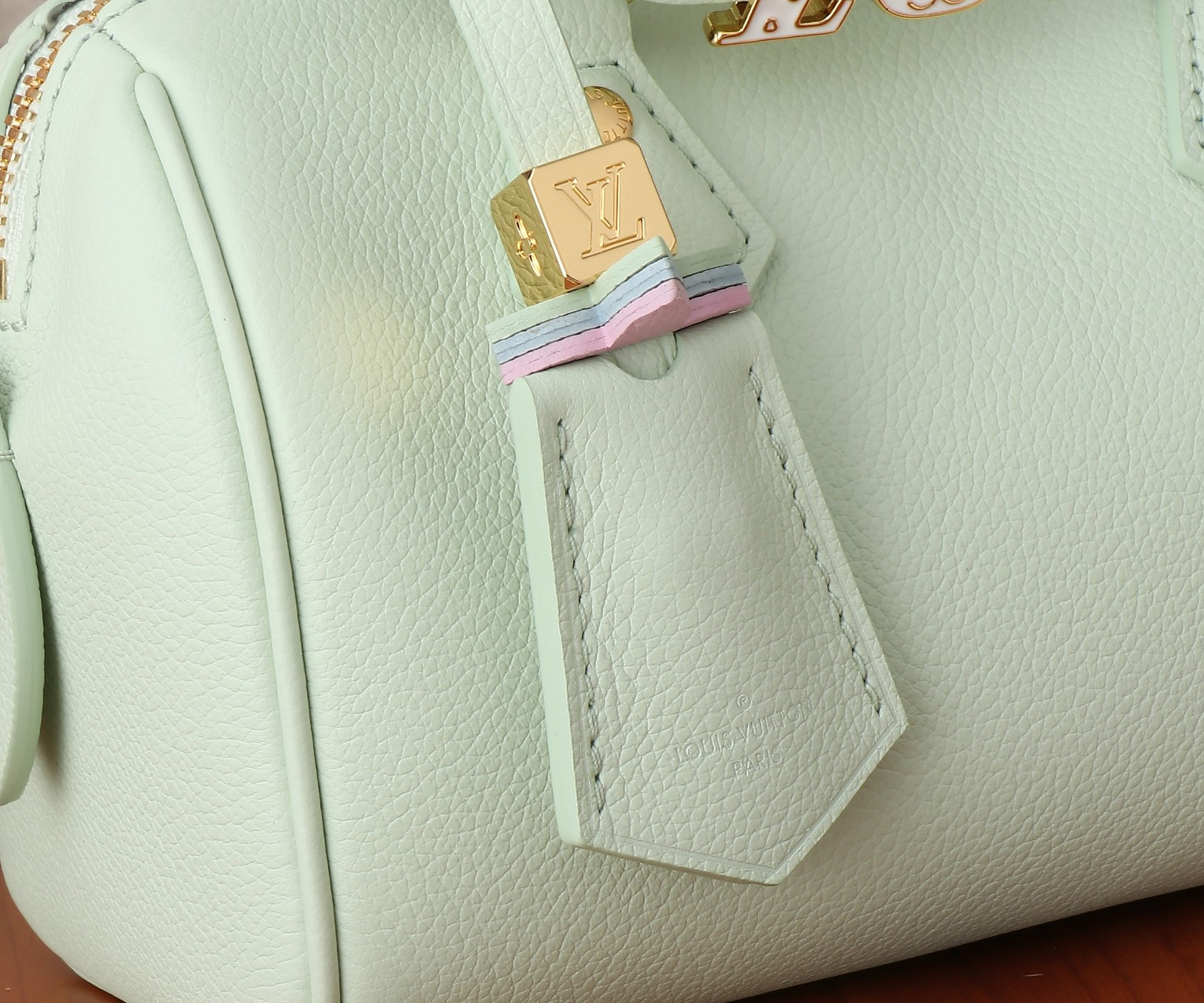 LV Speedy 18 M24605 18x12.5x11CM - Image 9