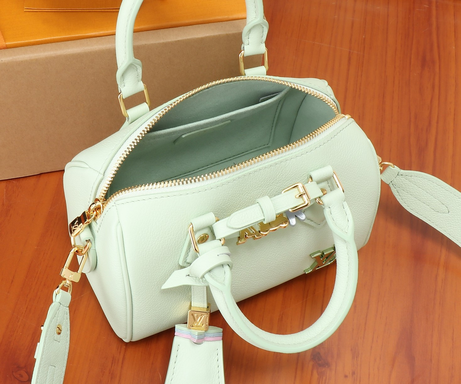 LV Speedy 18 M24605 18x12.5x11CM - Image 6