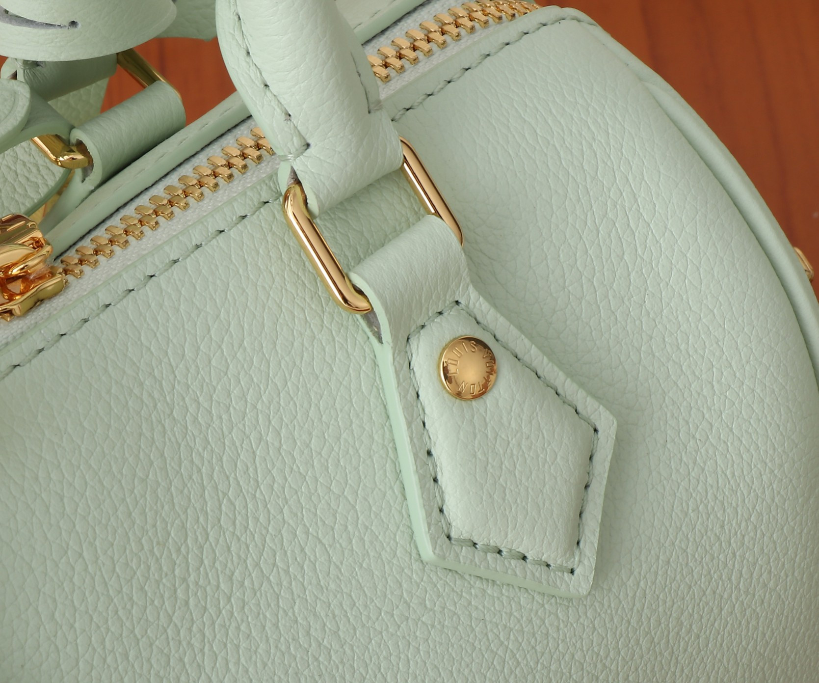 LV Speedy 18 M24605 18x12.5x11CM - Image 11
