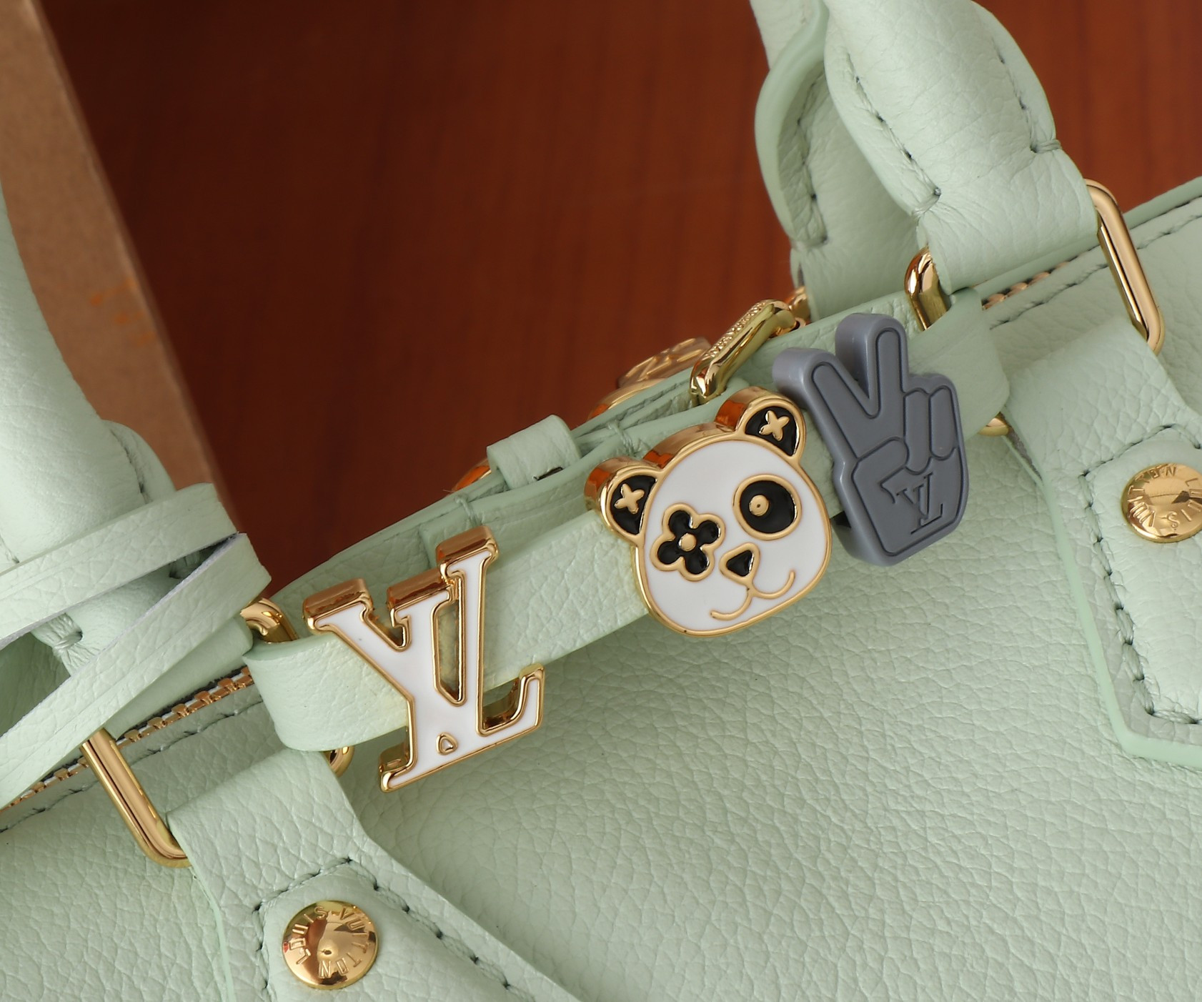 LV Speedy 18 M24605 18x12.5x11CM - Image 12