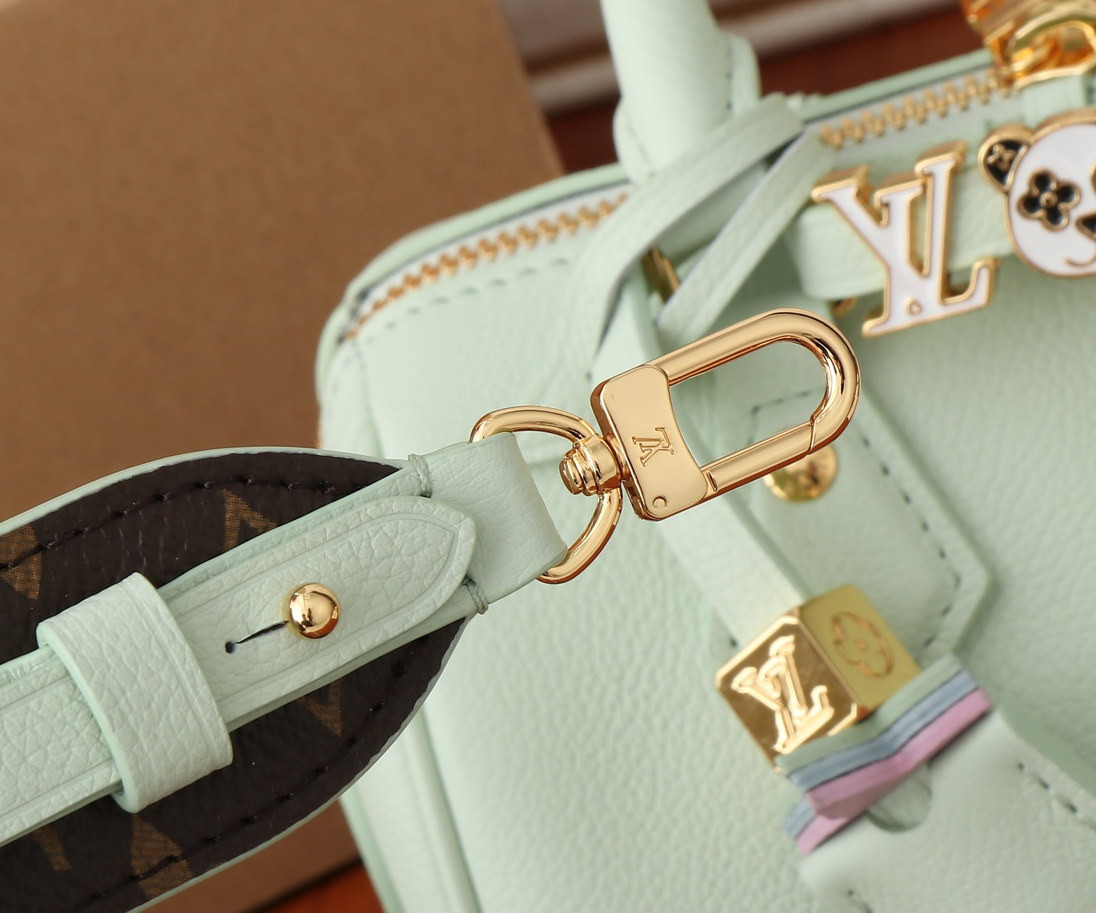 LV Speedy 18 M24605 18x12.5x11CM - Image 16