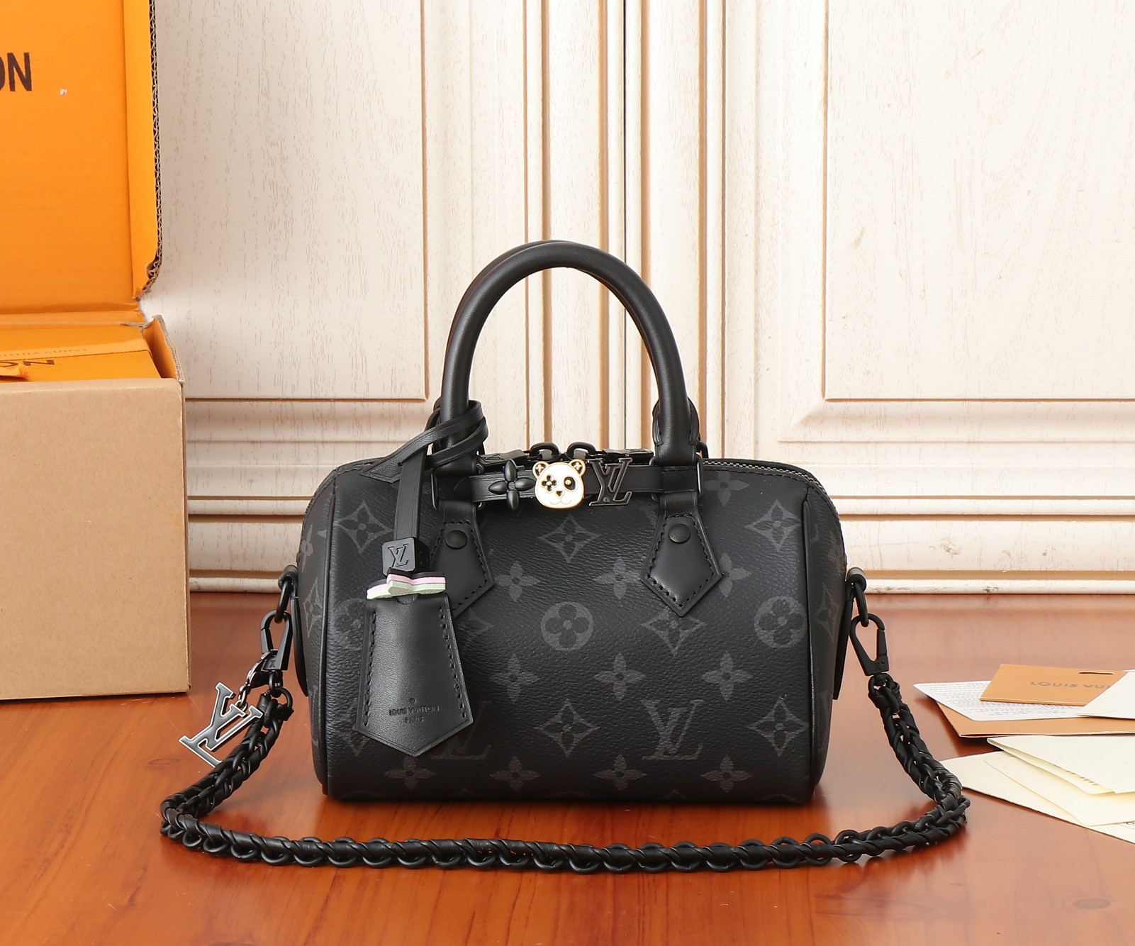 LV Speedy 18 M24606 18x12.5x11CM - Image 2