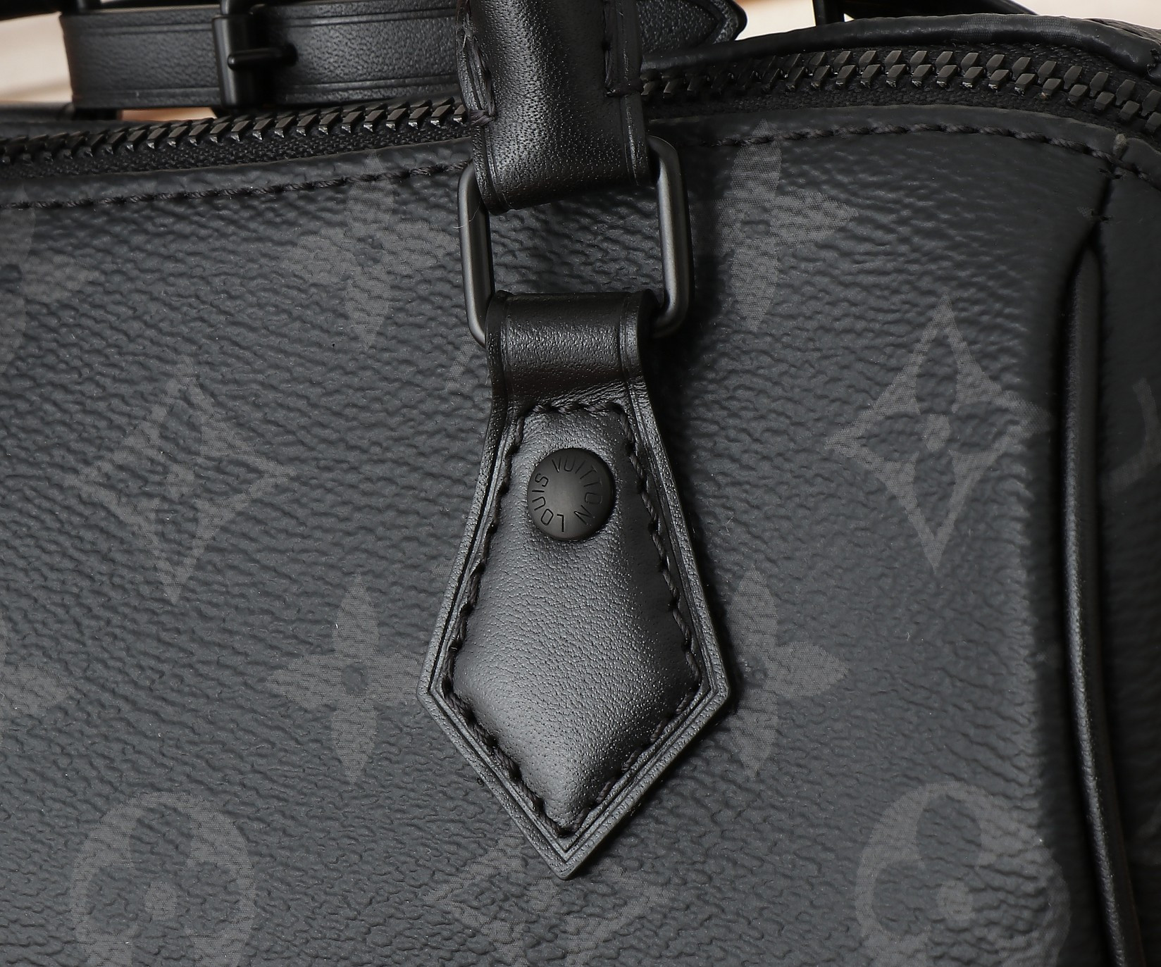 LV Speedy 18 M24606 18x12.5x11CM - Image 15