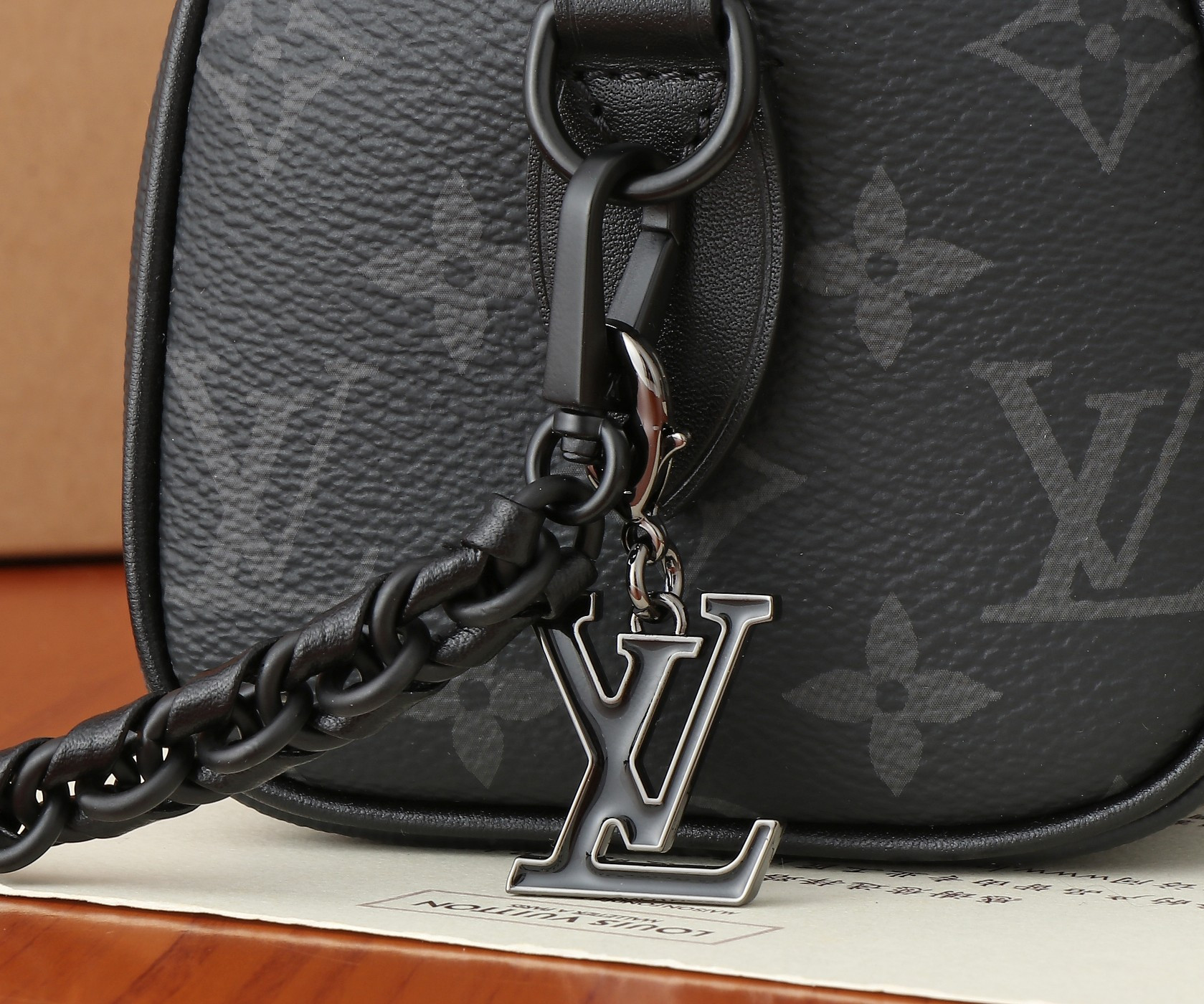 LV Speedy 18 M24606 18x12.5x11CM - Image 12