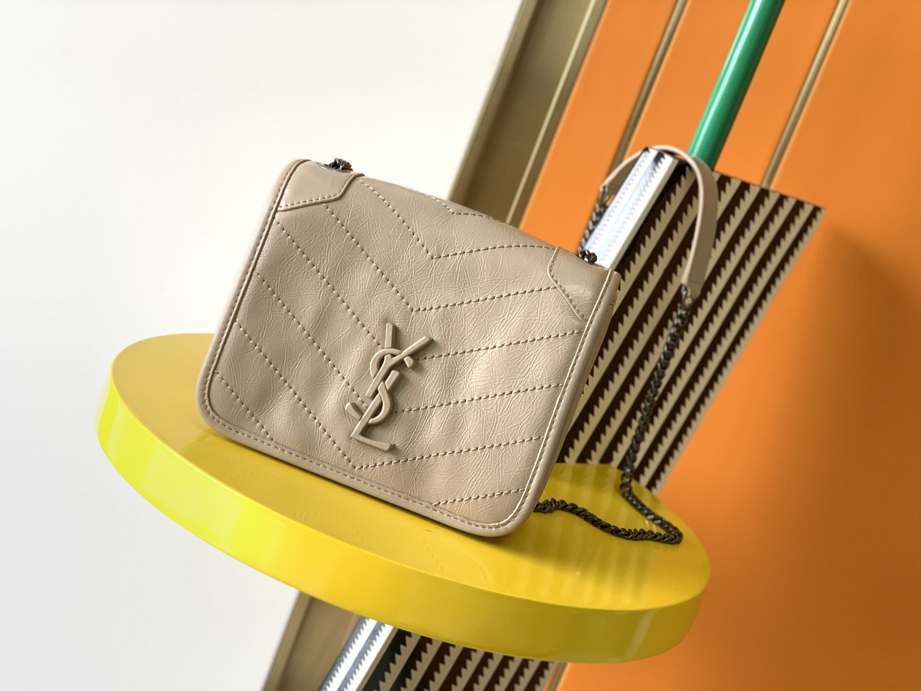 YSL NIKI CHAIN WALLET IN SHINY LEATHER WHITE 19 x 15 x 6 CM - Image 2