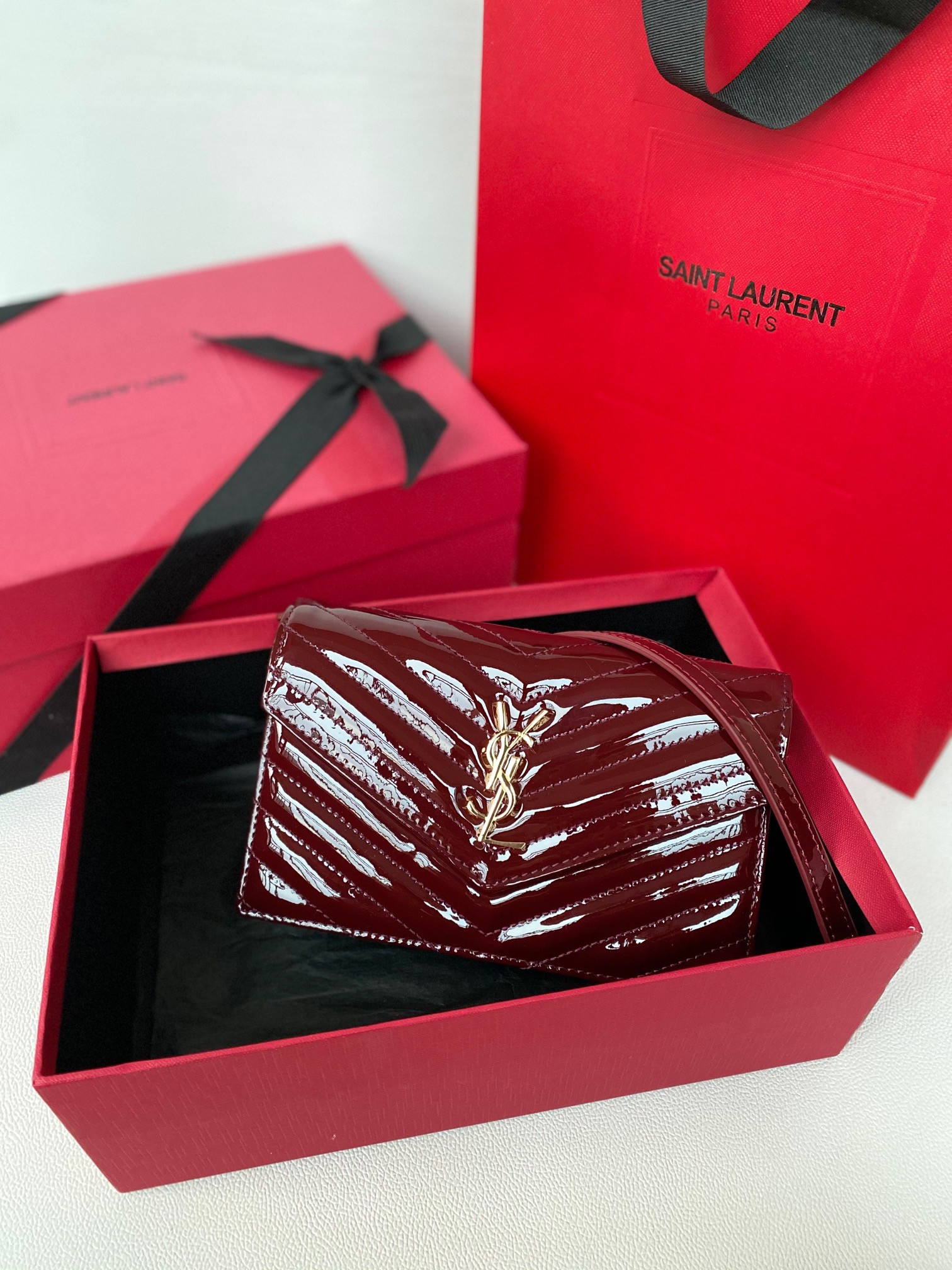 YSL WOC CASSANDRE envelope chain wallet in patent leather 19x12.5x3.5cm - Image 2