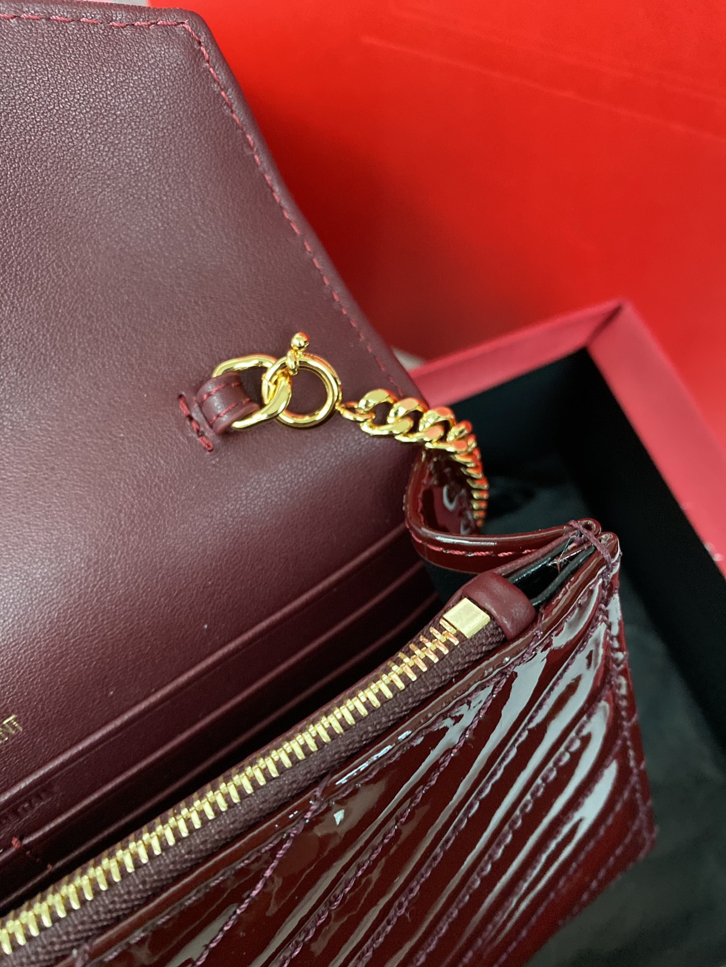 YSL WOC CASSANDRE envelope chain wallet in patent leather 19x12.5x3.5cm - Image 10
