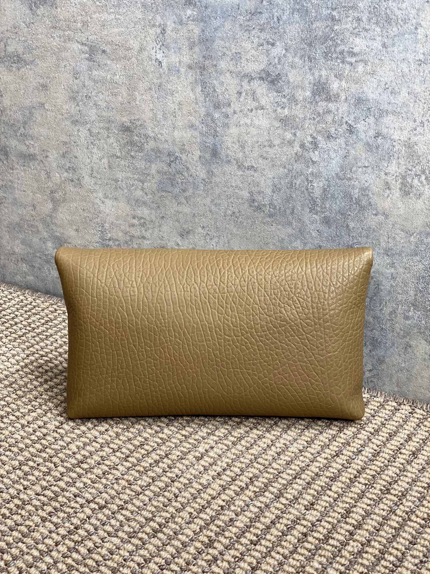YSL CASSANDRE large envelope pouch in lambskin 29.5x18x4.5cm - Image 3