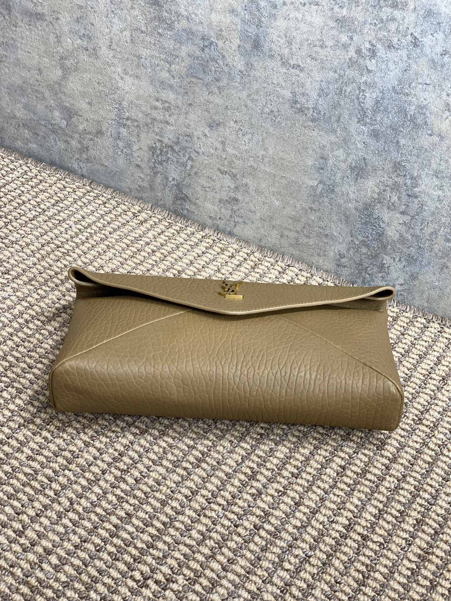 YSL CASSANDRE large envelope pouch in lambskin 29.5x18x4.5cm - Image 4