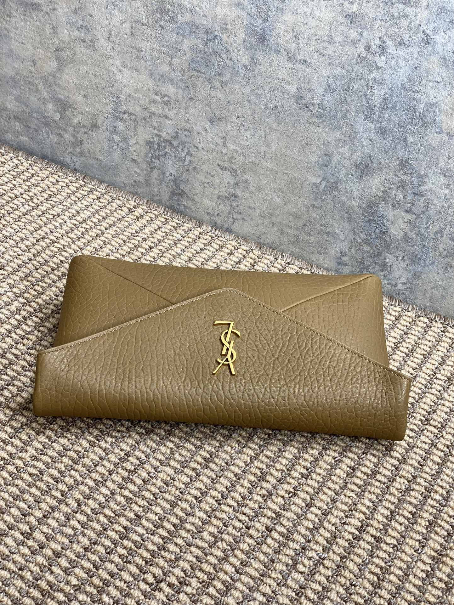 YSL CASSANDRE large envelope pouch in lambskin 29.5x18x4.5cm - Image 5