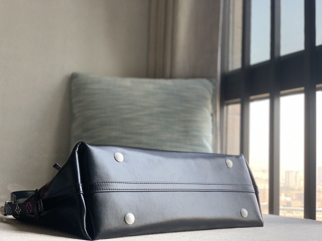 LV CarryAll Dark M13105 (39*30*15cm) - Image 5