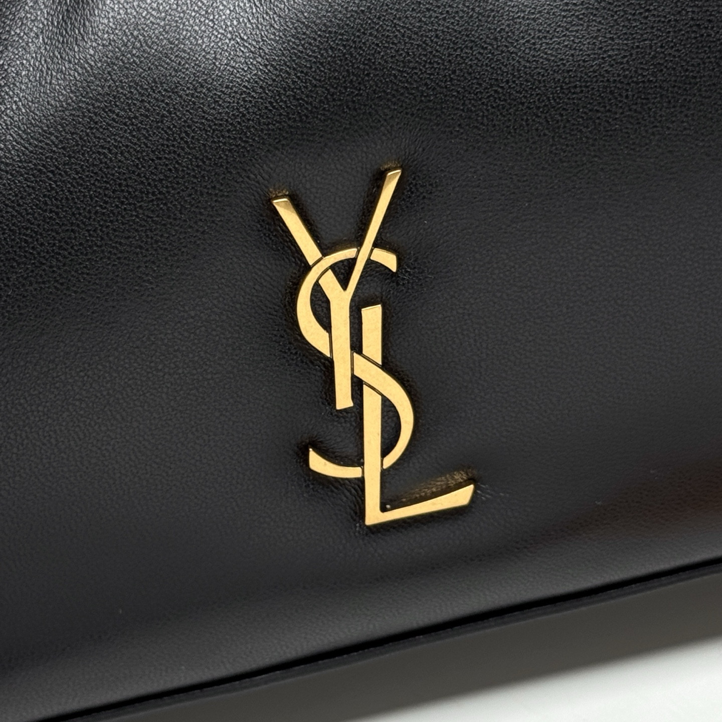 YSL calypso mini hobo in plunged lambskin 20 X 12 X 5 cm - Image 4