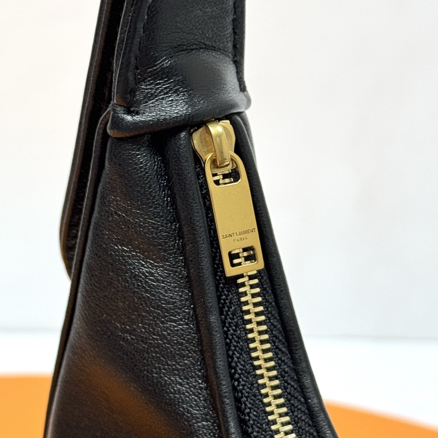 YSL calypso mini hobo in plunged lambskin 20 X 12 X 5 cm - Image 6