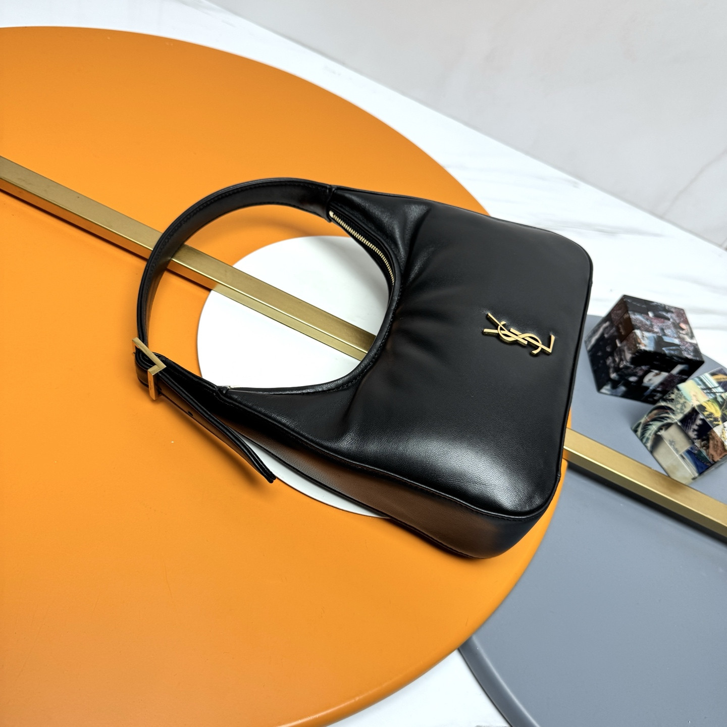 YSL calypso mini hobo in plunged lambskin 20 X 12 X 5 cm - Image 8