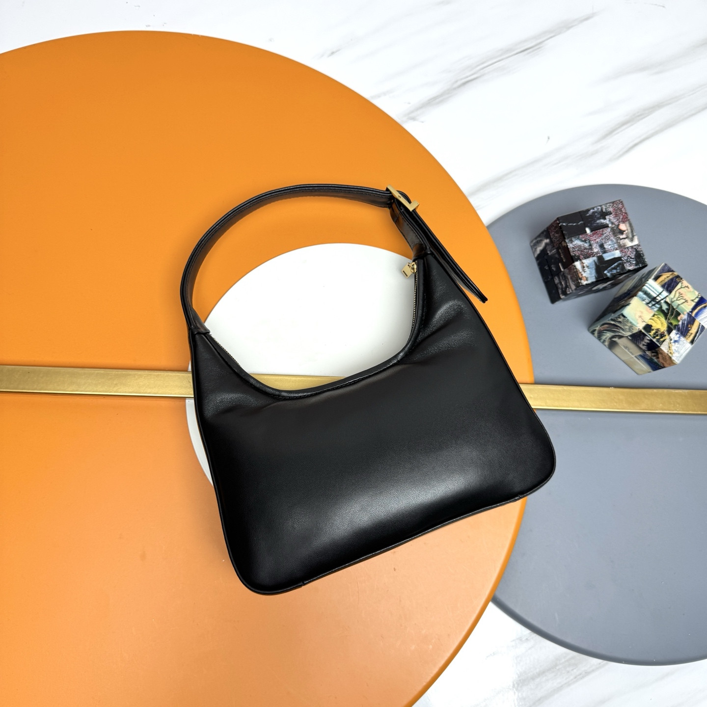 YSL calypso mini hobo in plunged lambskin 20 X 12 X 5 cm - Image 9