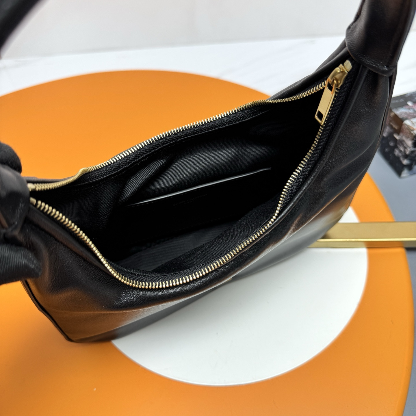 YSL calypso mini hobo in plunged lambskin 20 X 12 X 5 cm - Image 10